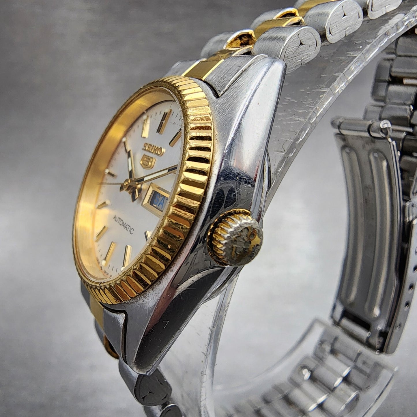 Seiko 5 Watch Women 25mm White Dial Two Tone Daydate Round 42060510 Runs2