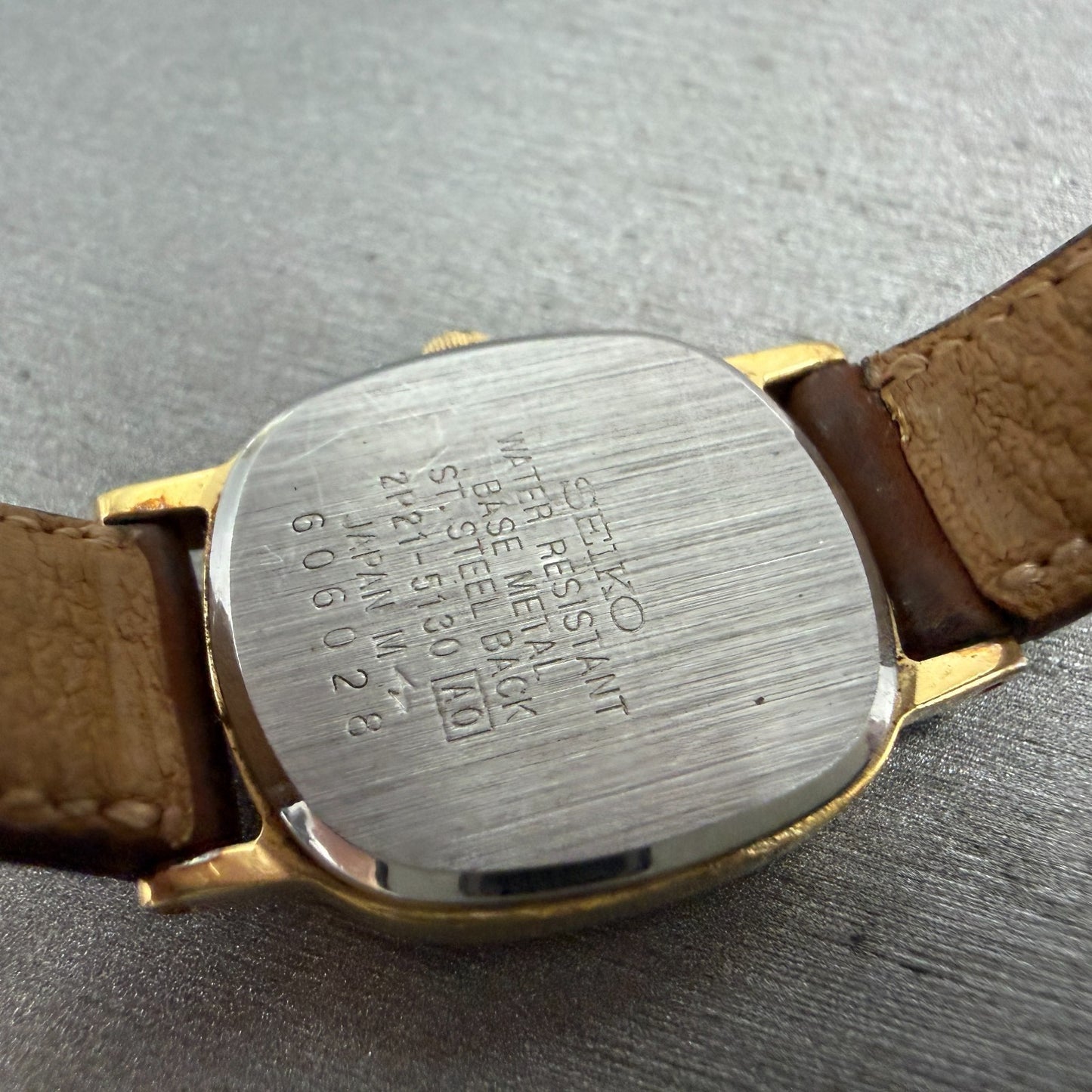 Seiko Avenue Watch Women 21mm White Dial Gold Tone Oval 2P21-5130 New Battery9
