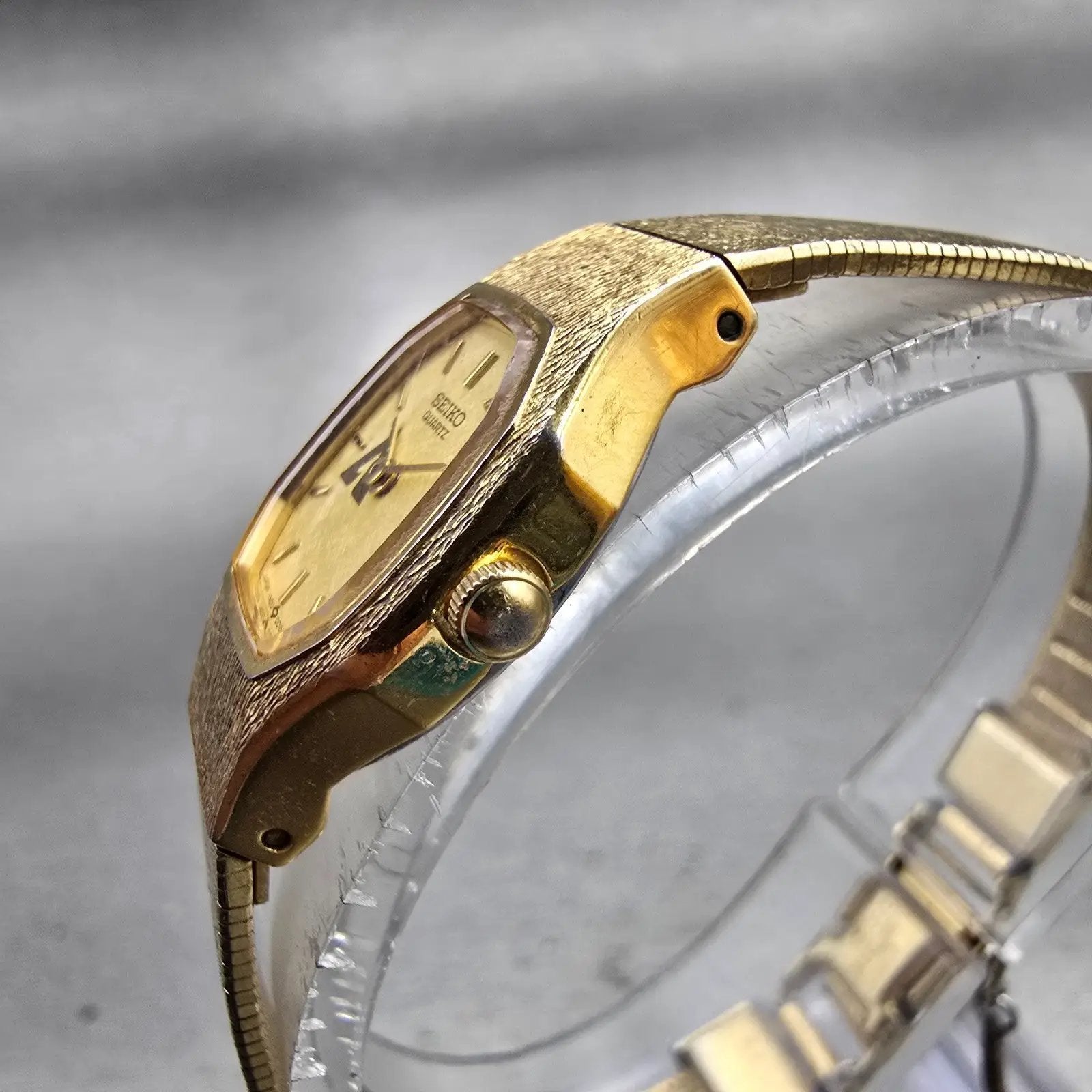 Seiko Watch Women 16mm Gold Dial Gold Tone Oval 1N00-5B29 New Battery Vintage2