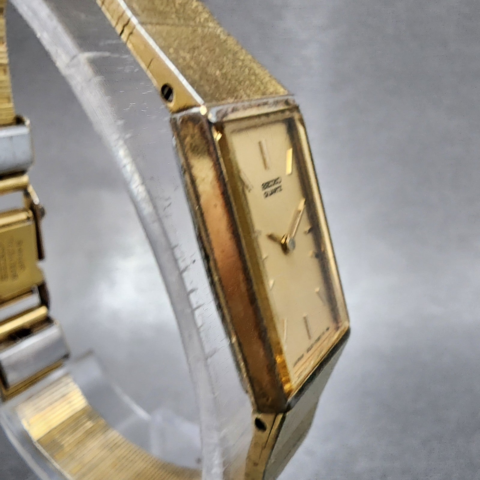 Seiko Tank Watch Women 13mm Champagne Dial Gold Tone 2e205259 New Battery3
