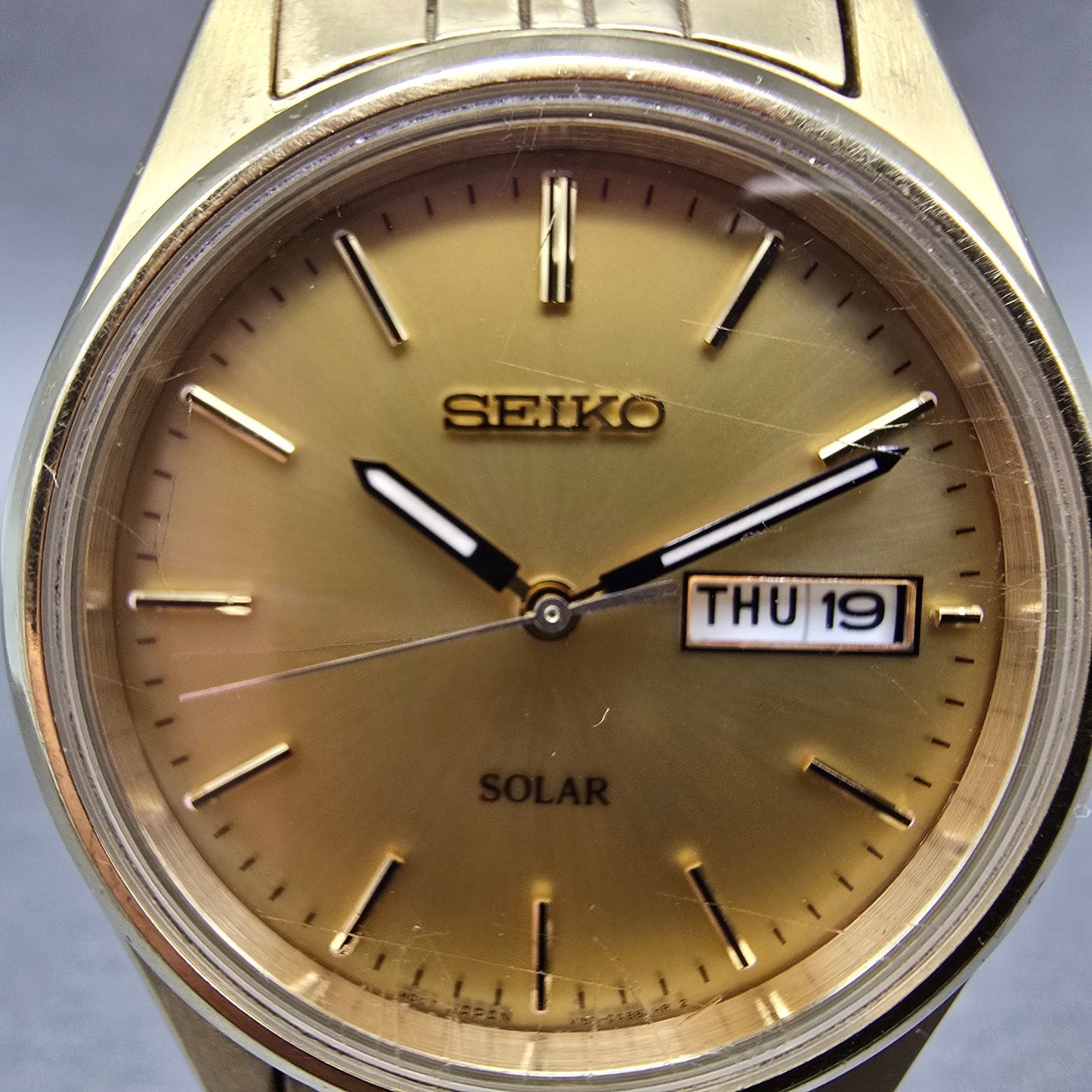 Seiko Solar Watch Men 37mm Champagne Dial Gold Tone Daydate V158-0aa0 Runs QR2
