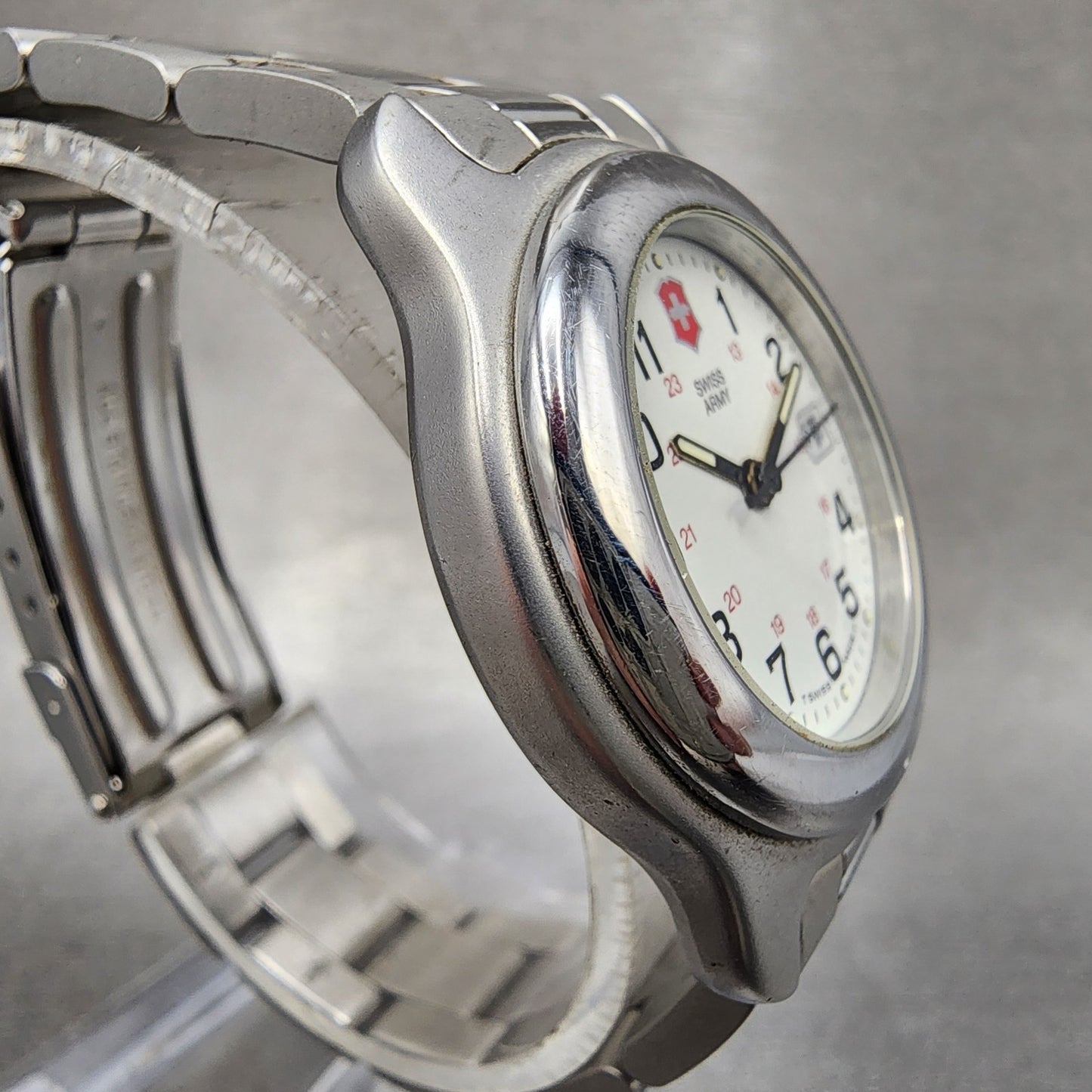 Victorinox Swiss Army Officer Watch Women 30mm White Dial Silver Date Runs D7683