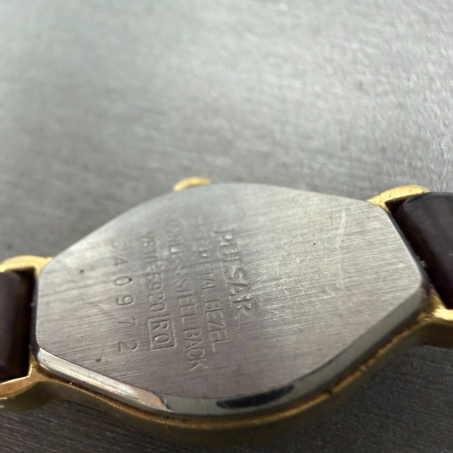 Pulsar Watch Women 17mm White Dial Gold Tone Oval V810-5920 New Battery9
