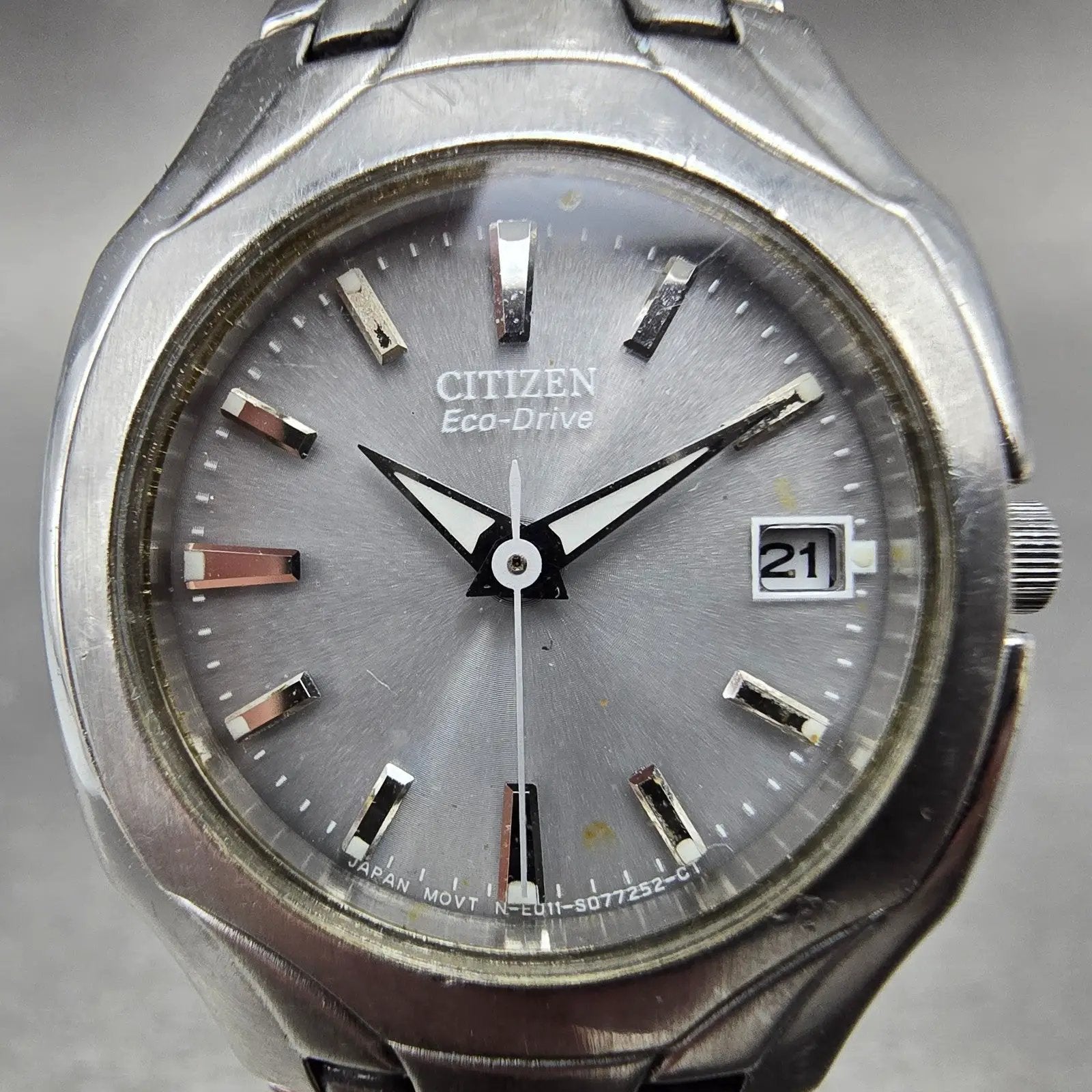 Citizen Eco-Drive Watch Women 25mm Gray Dial Silver Tone Date E011-S049601 RunsK4