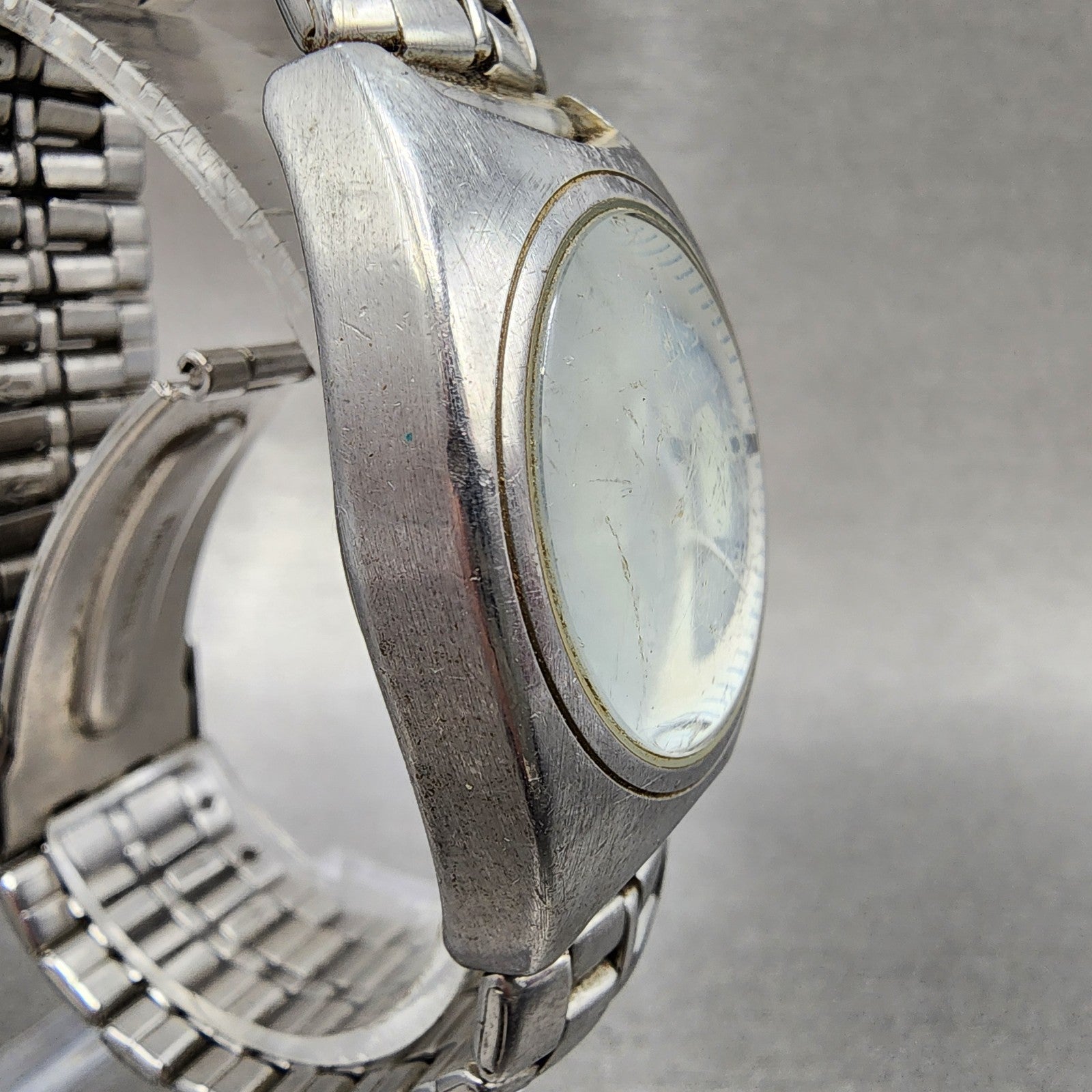 Nixon Small No.4 Watch Women 29mm Cream Dial Steel Date Round New Battery3