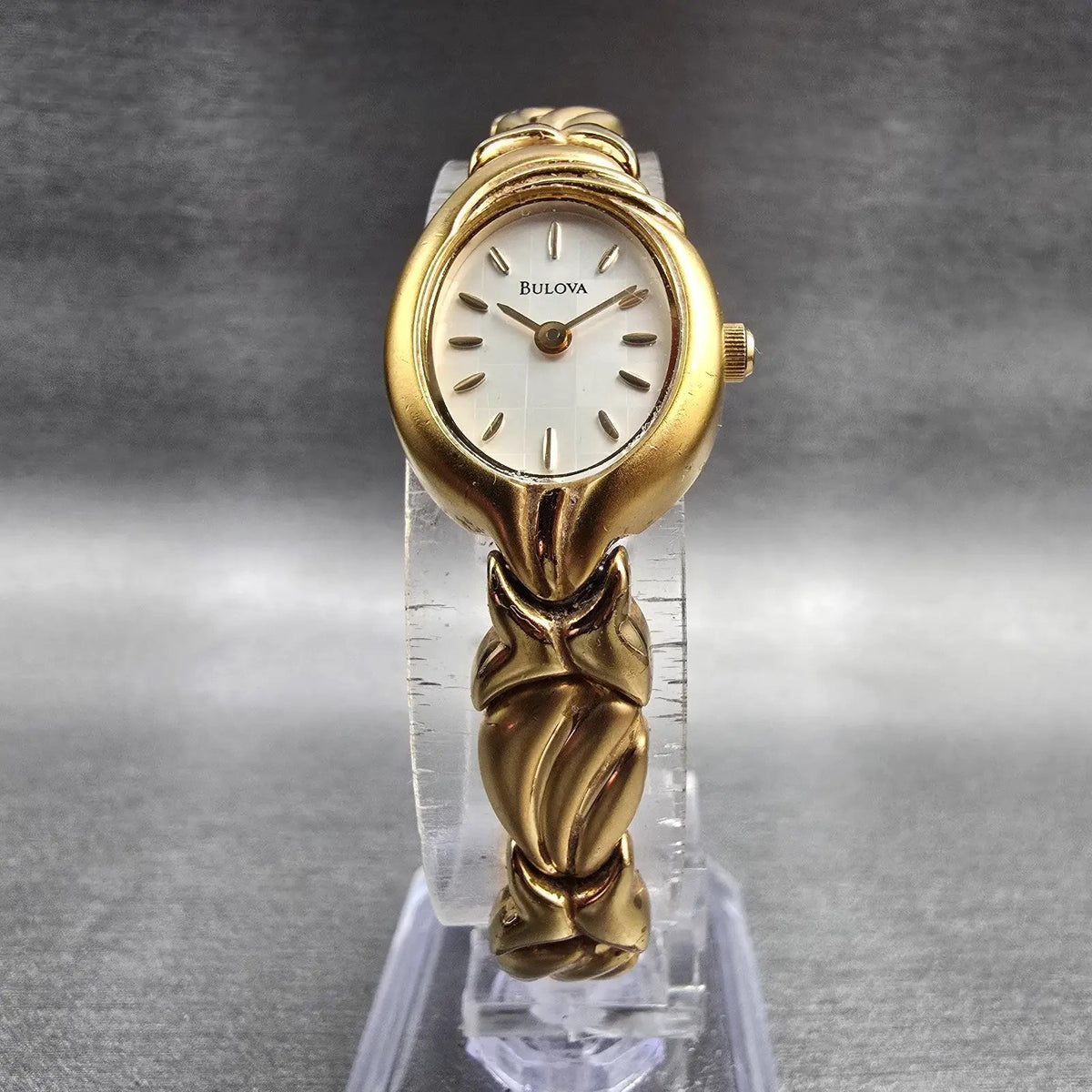 Bulova Watch Women 17mm MOP Dial Gold Tone Oval 97T67 New Battery VTG6
