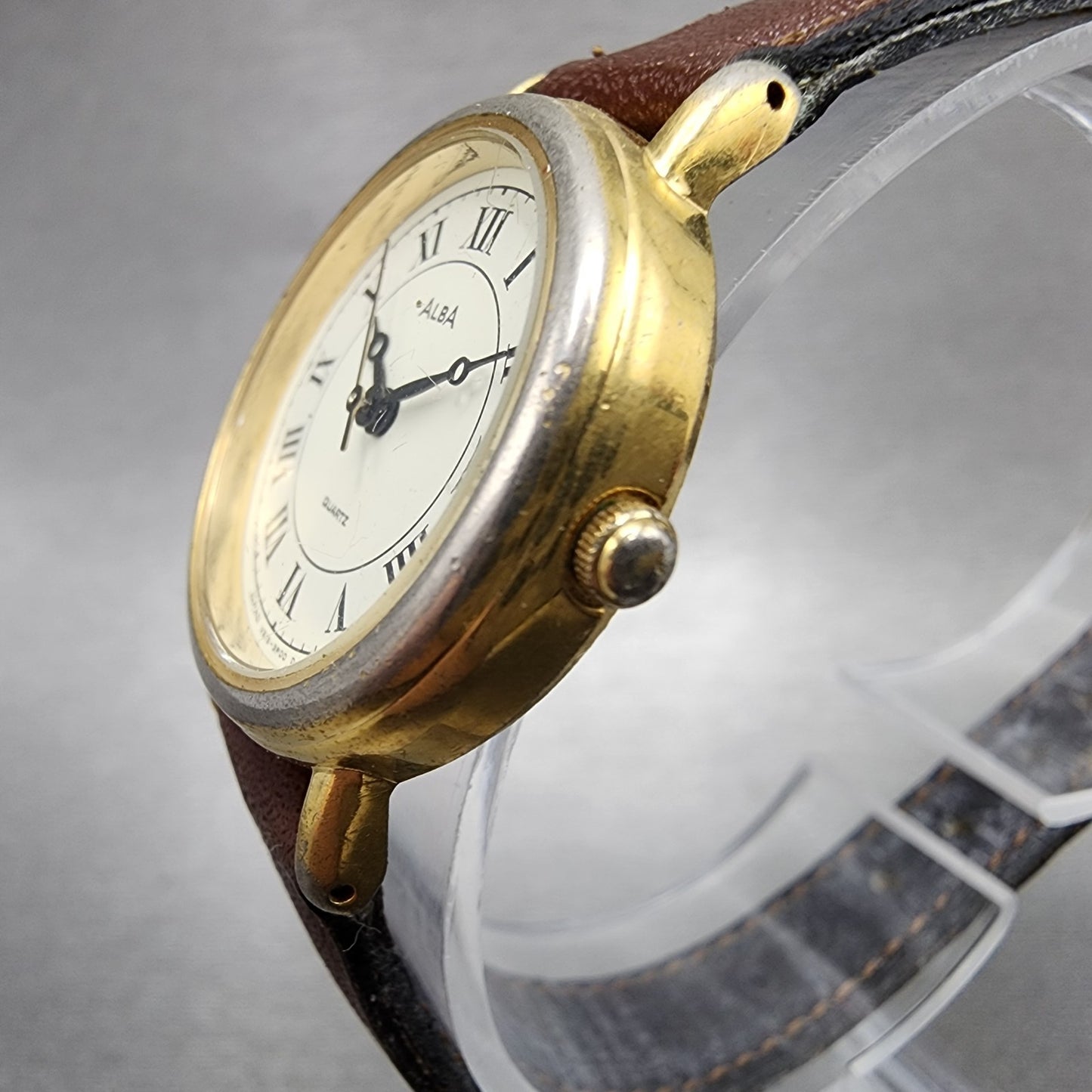 Seiko Alba Watch Women 25mm White Dial Gold Tone Round V5156A20 New Battery2