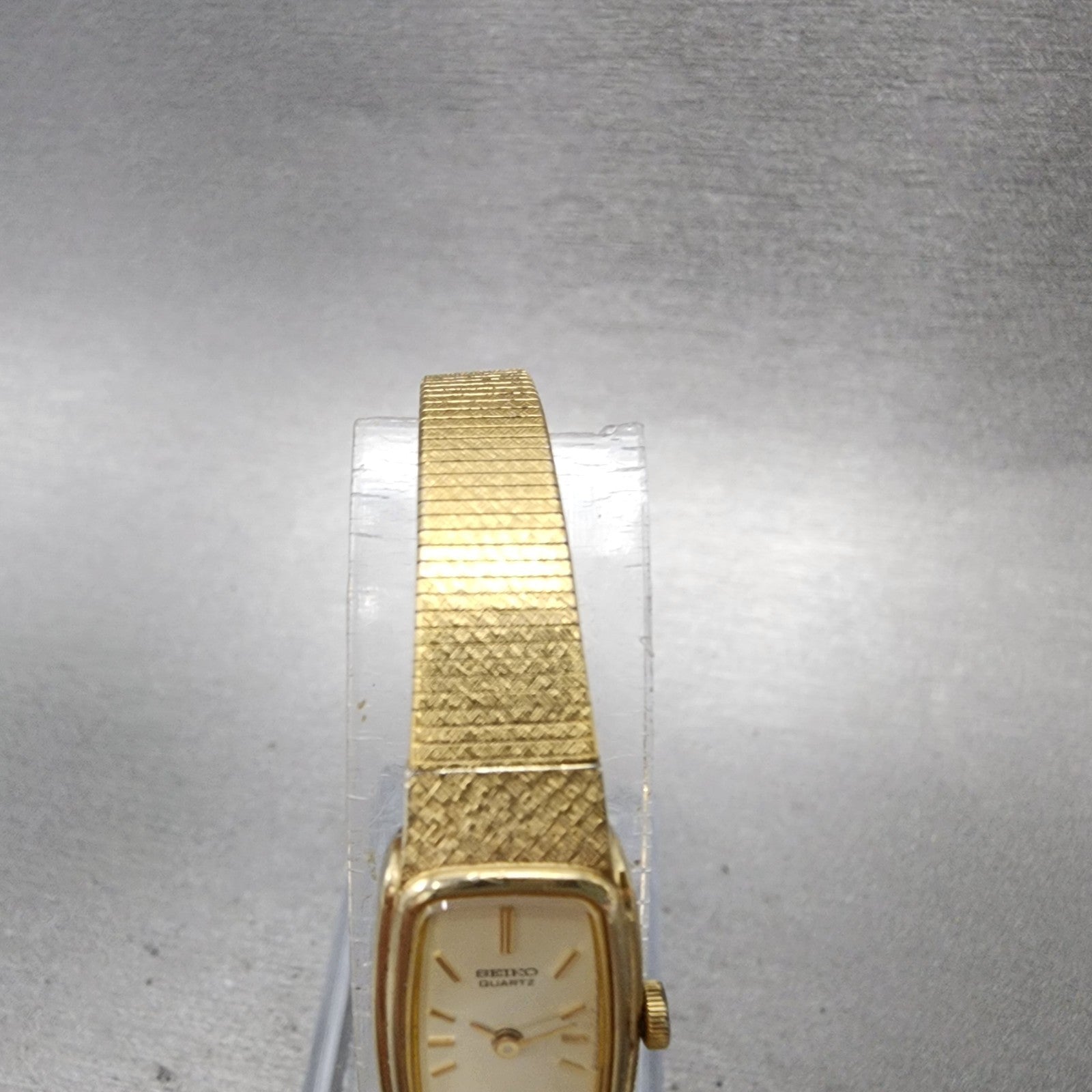Seiko watch Women 13mm Champagne Dial Gold Tone Rectangle 2e205019 New Battery4