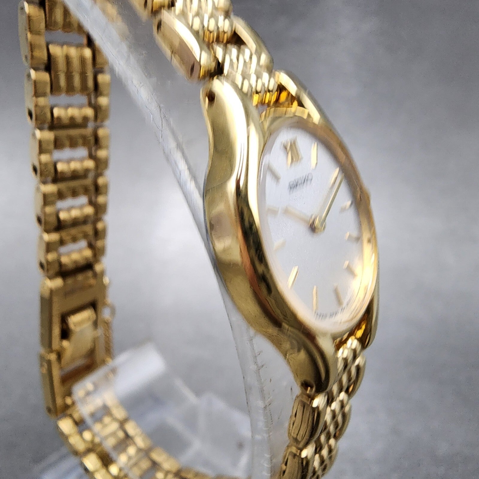 Seiko Watch Women 18mm Silver Dial Gold Tone Oval 2p206230 New Battery3