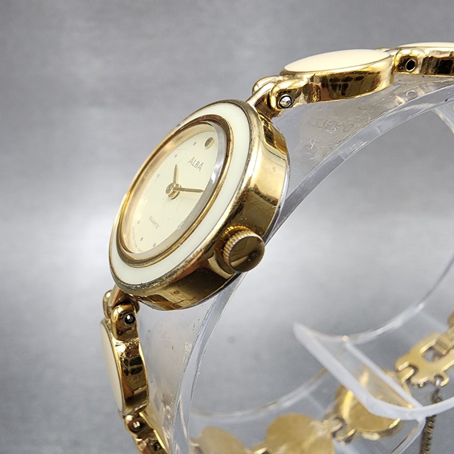 Seiko Alba Watch Women 20mm White Dial Gold Tone Round Y588005b New Battery2
