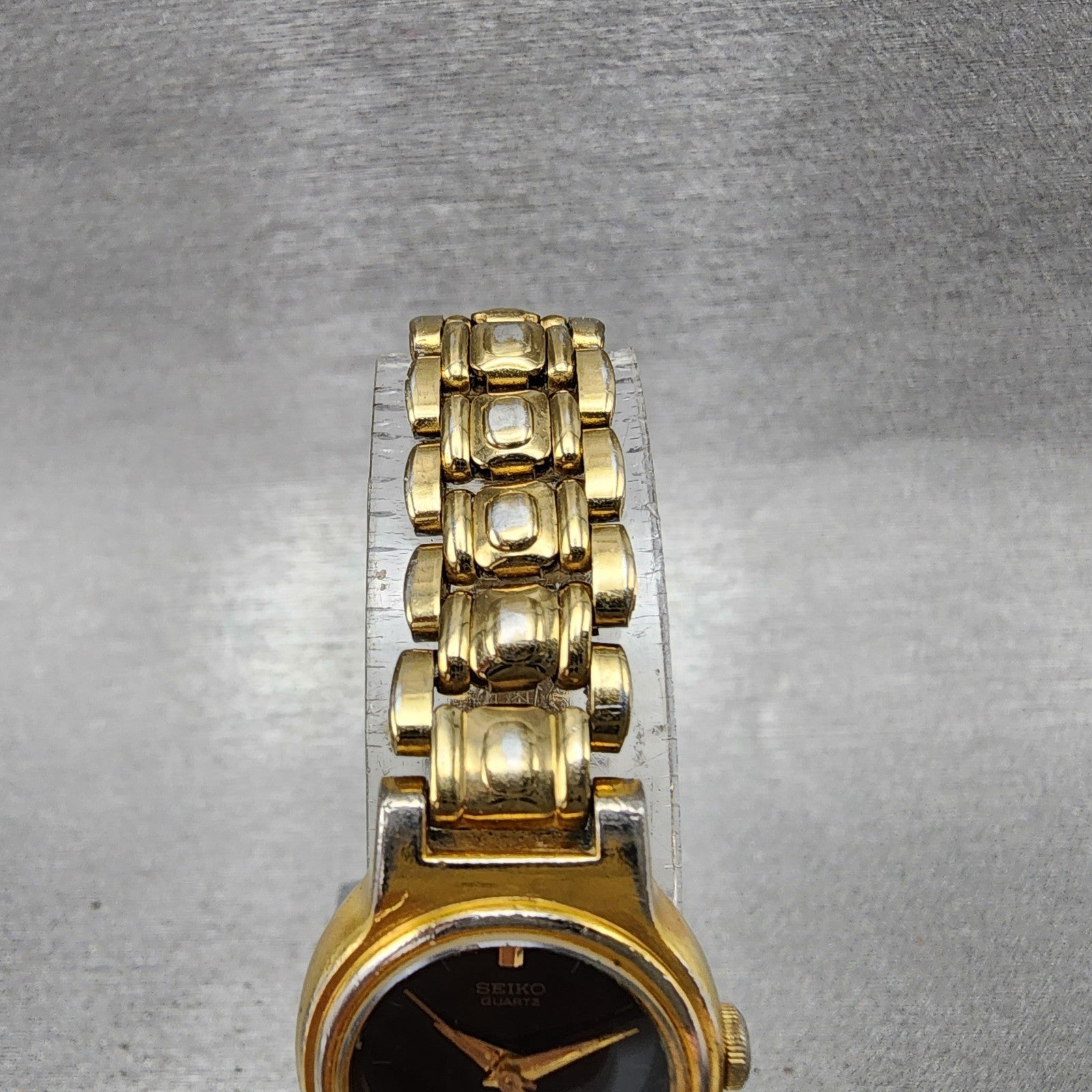 Seiko Watch Women 19mm Black Dial Gold Tone Round V4010518 New Battery4