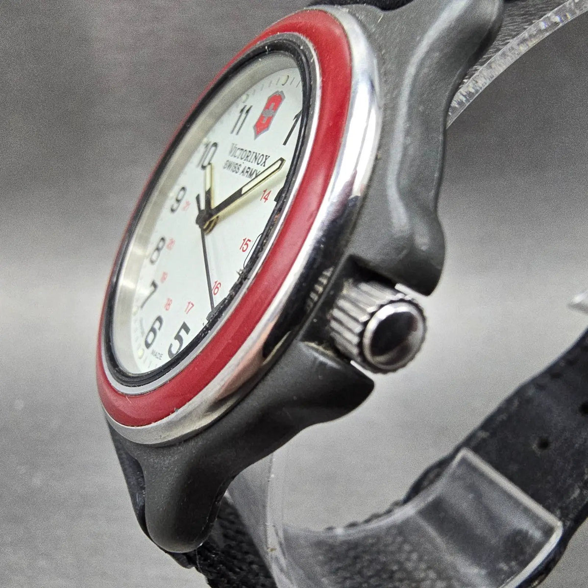Victorinox Swiss Army Watch Men 39mm White Dial Black Red Date New Battery 62
