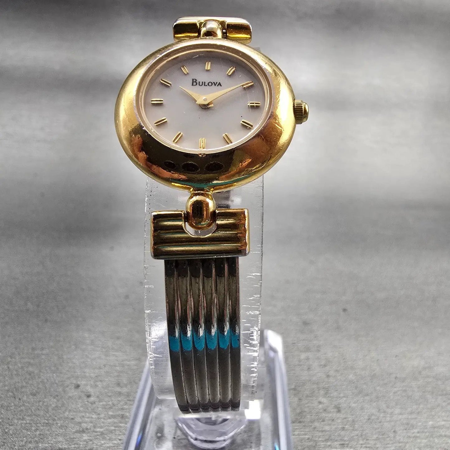 Bulova Watch Women 22mm White Dial Gold Tone Round Bangle 98L69 New Battery5