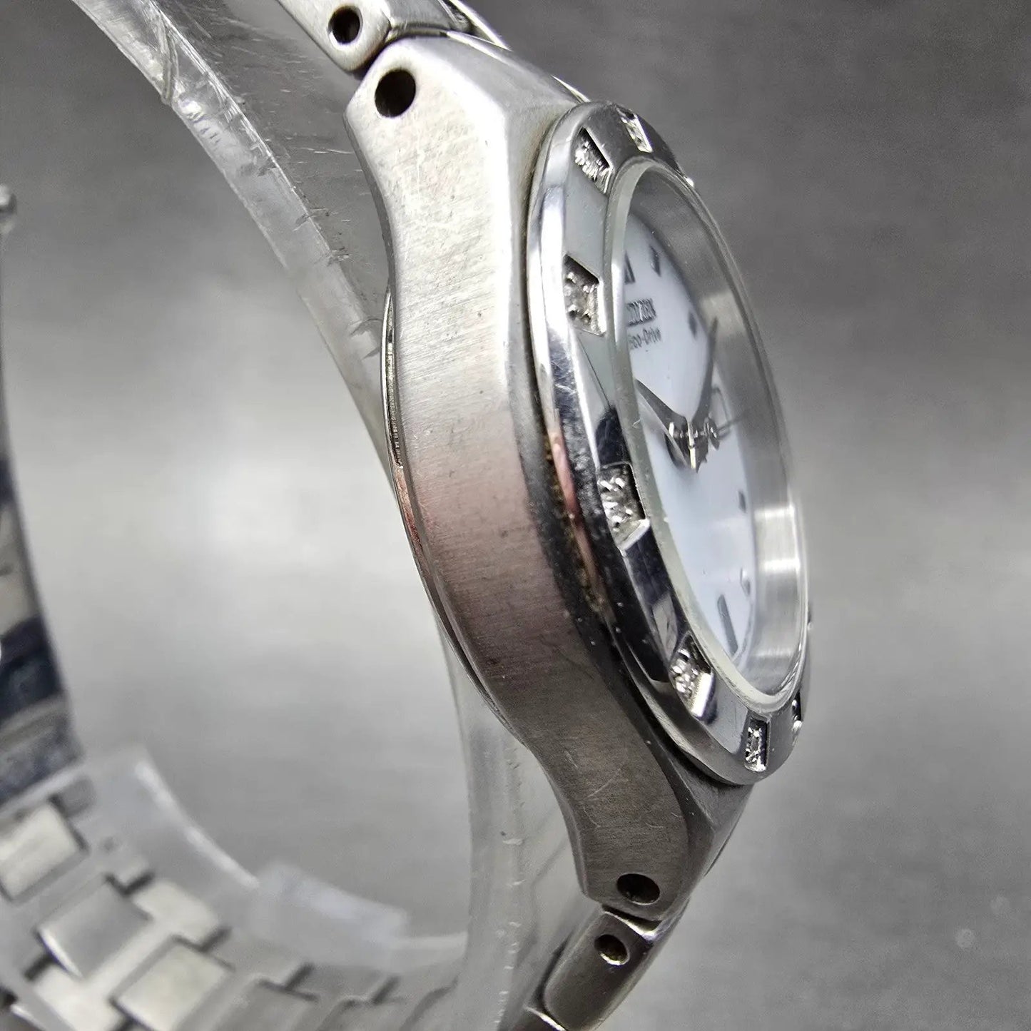 Citizen Eco-Drive Watch Women 25mm White Dial Silver Tone Date E011-S033705 RunP3