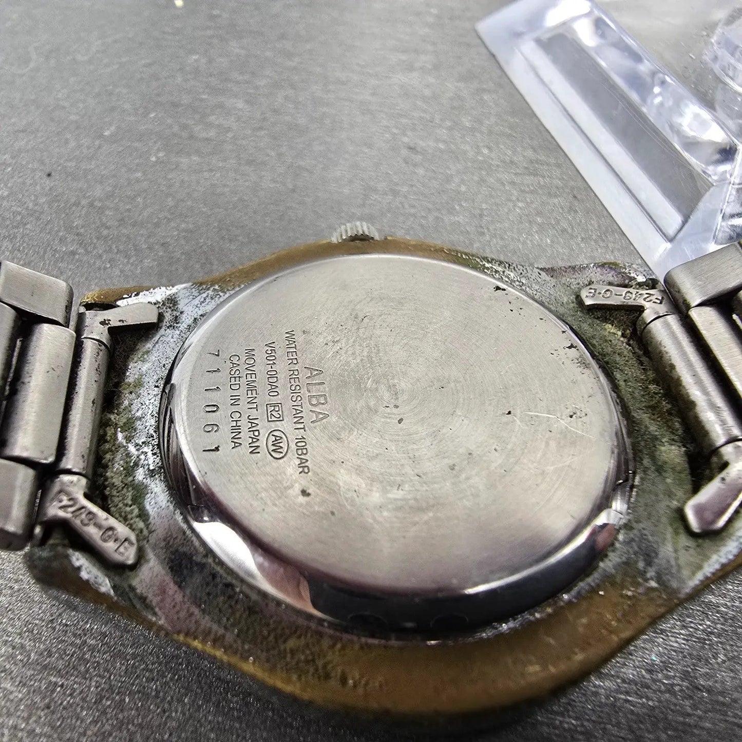 Seiko Alba Watch Men 35mm White Dial Silver Tone Round V501-0DA0 PARTS Vintage10