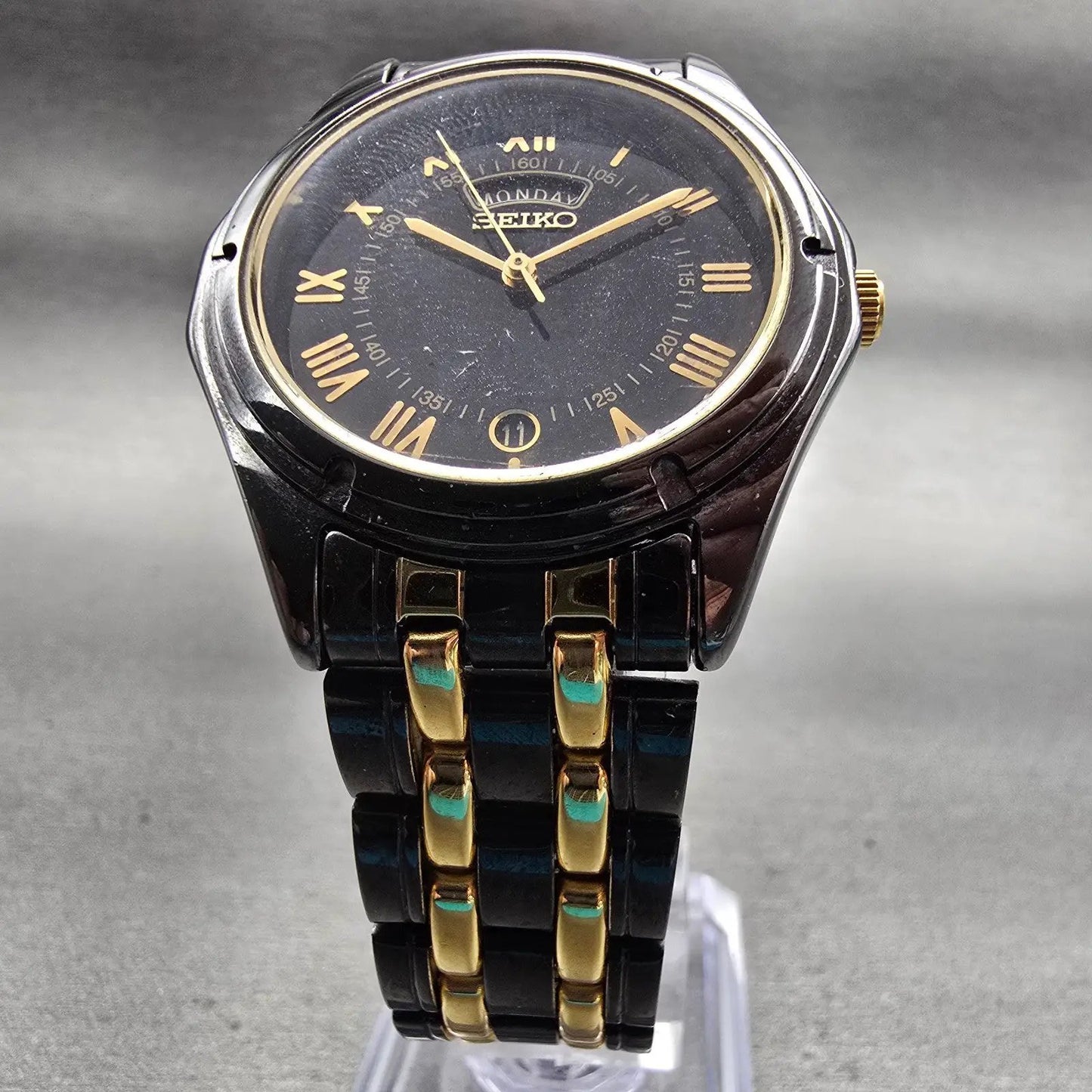 Seiko Watch Men 35mm Black Dial Black & Gold Tone Daydate Round V733-6C49 NewBat5