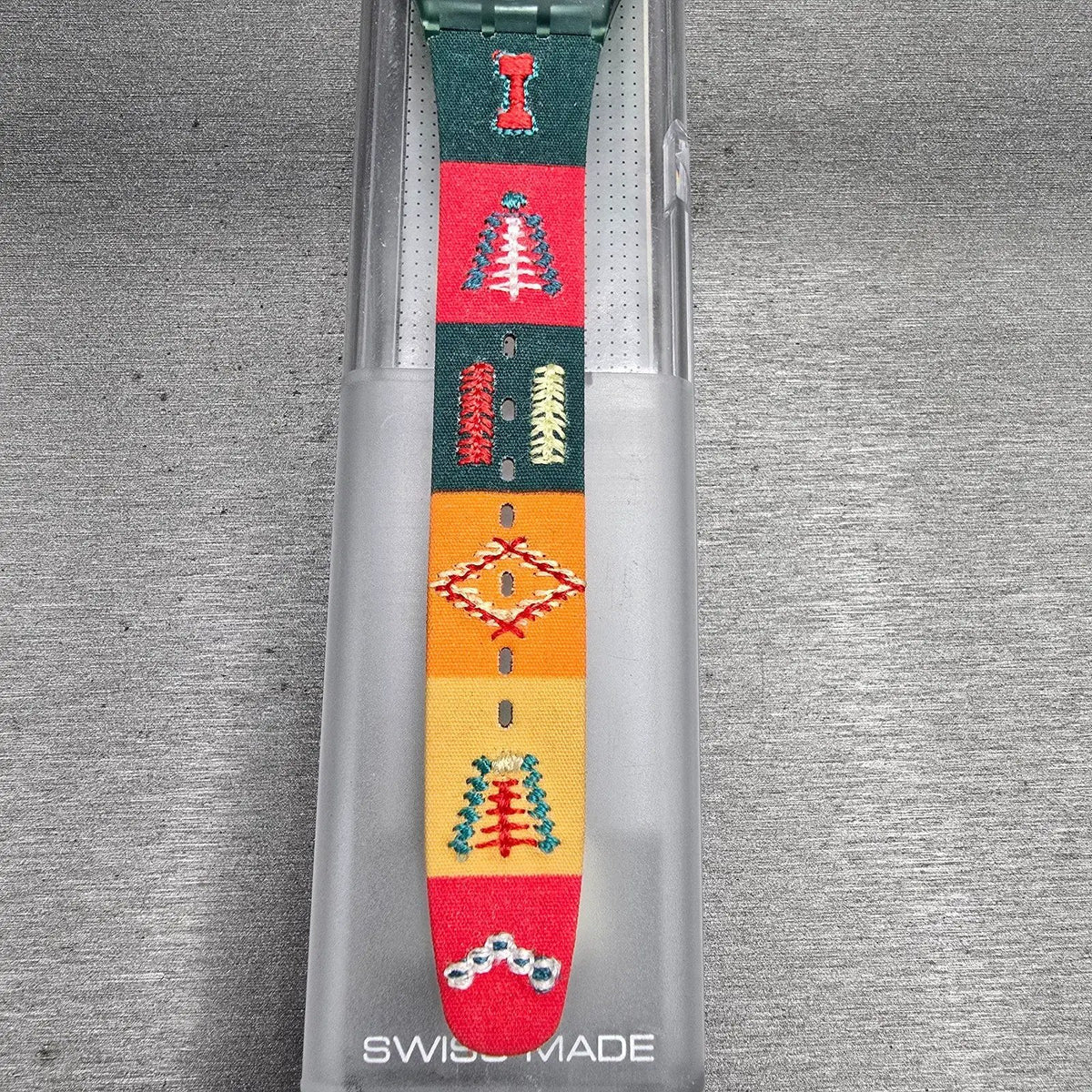 Swatch Poncho Watch Men 34mm Cream Dial Green Case GM122 New Battery NOS2