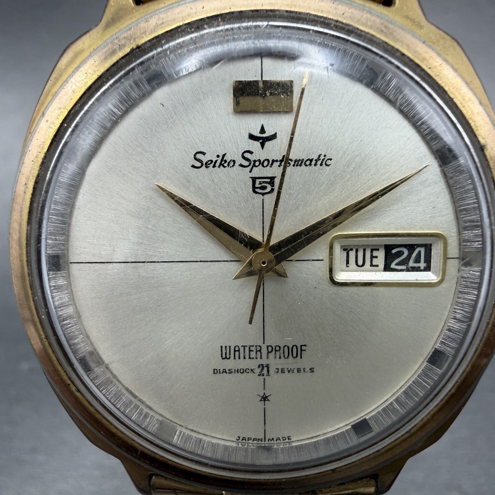 Seiko 5 Sportsmatic Watch Men 36mm White Dial Gold Tone Daydate Automatic RunsAB1