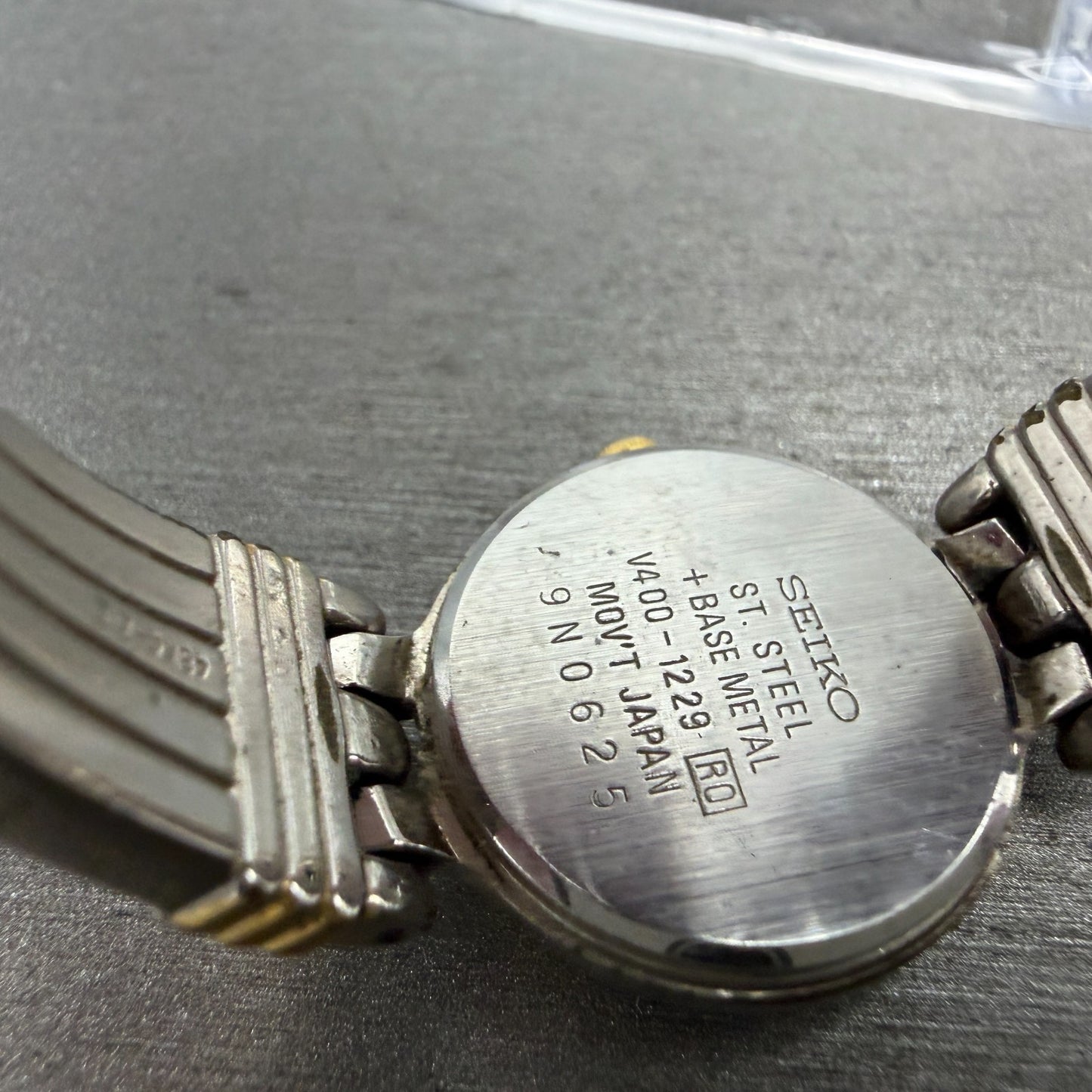 Seiko Watch Women 21mm White Dial Two Tone Round V400-1229 New Battery Vintage9