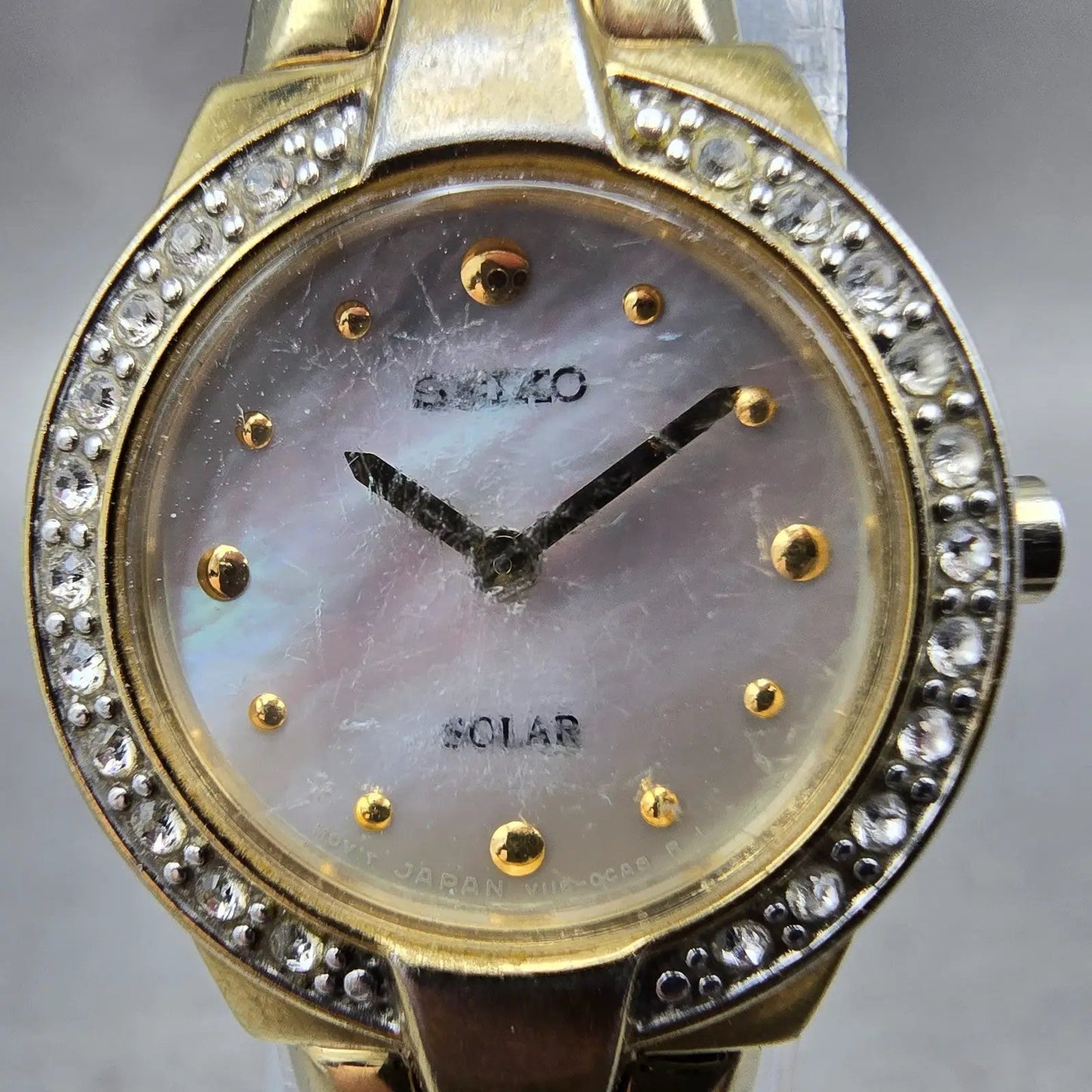 Seiko Solar Watch Women 22mm MOP Dial Gold Tone Round V115-0AW0 Runs Crystals JH1