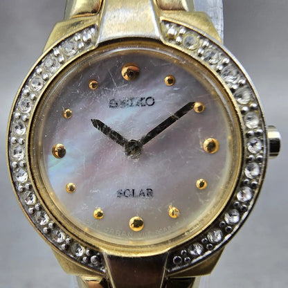 Seiko Solar Watch Women 22mm MOP Dial Gold Tone Round V115-0AW0 Runs Crystals JH1
