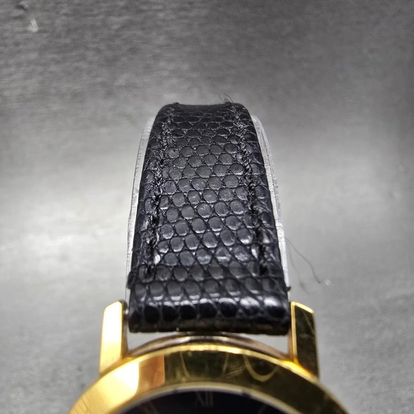 Gucci 2200L Watch Women 25mm Black Dial Gold Tone Round New Battery Swiss4
