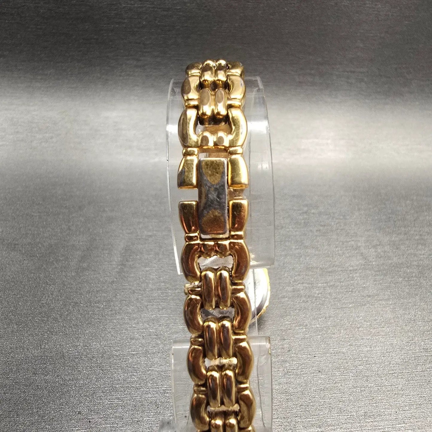 Bulova Watch Women 21mm White Dial Gold Tone Gemmed Round 98R06 New Battery7