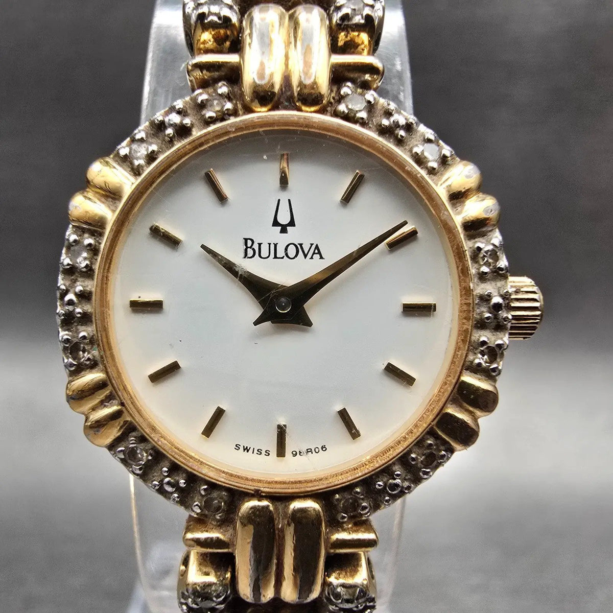 Bulova Watch Women 21mm White Dial Gold Tone Gemmed Round 98R06 New Battery1