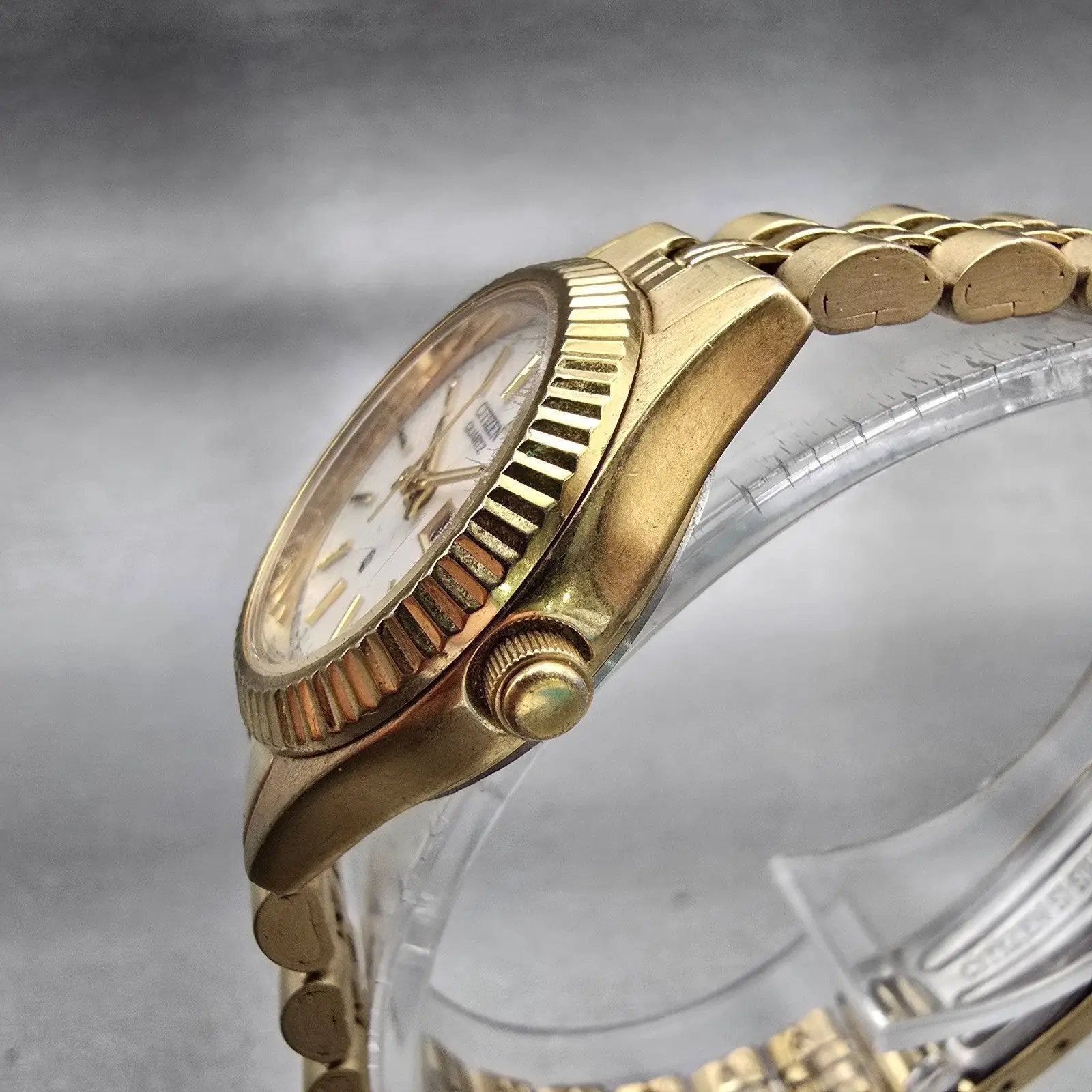 Citizen CQ Watch Women MOP Dial Gold Tone Daydate Round 1002-R15101 New Battery2