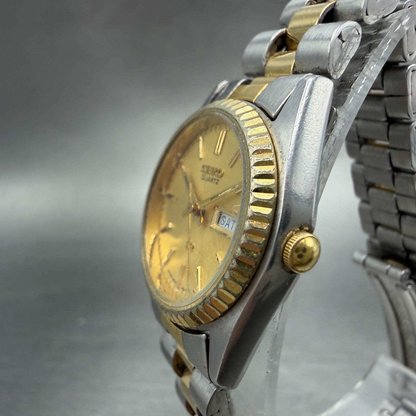 Seiko SQ Watch Women 24mm Gold Dial Two Tone Daydate Round 3E23-0A60 New Batt QP2
