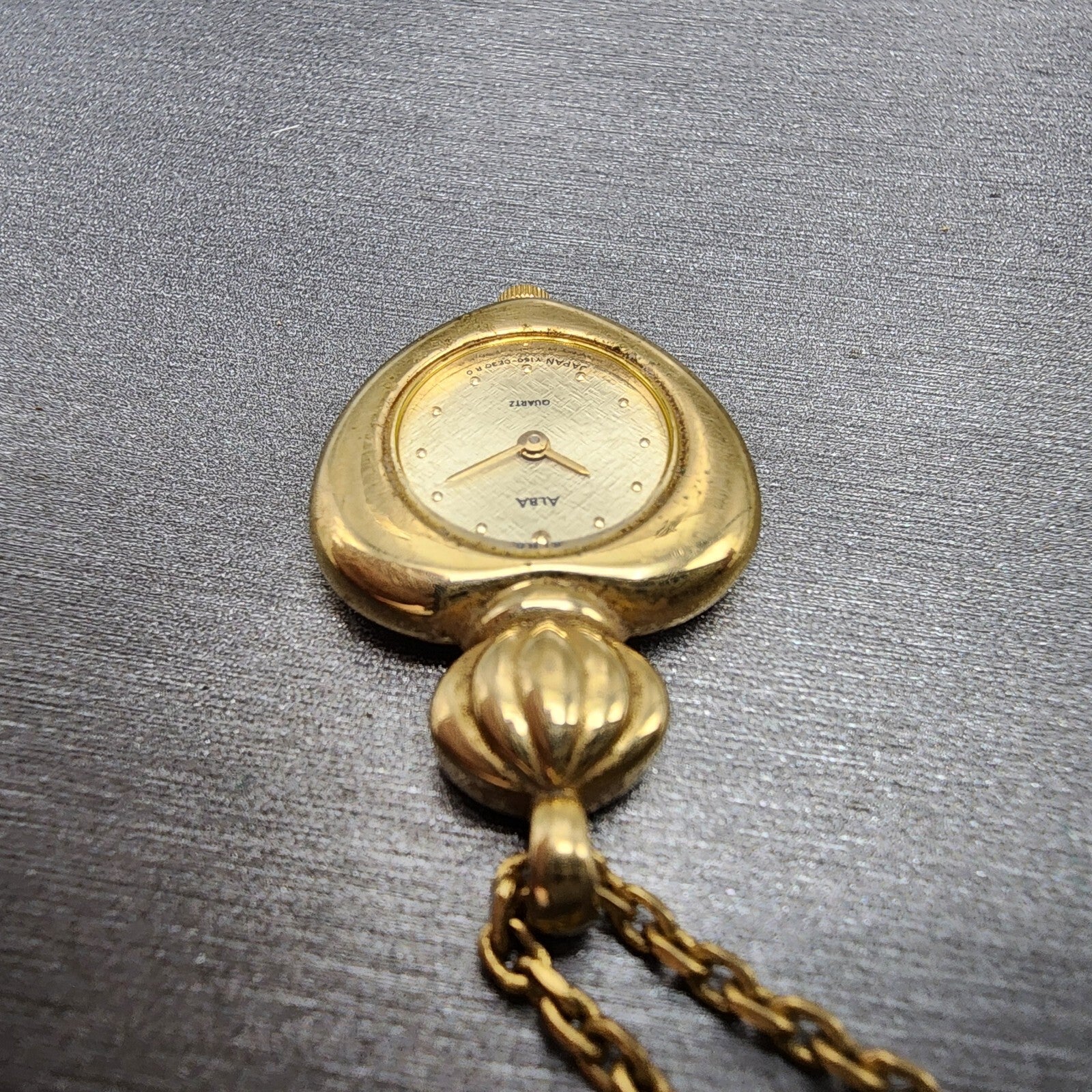 Alba Heart Necklace Watch Women 20mm Champagne Dial Gold Tone Y1500B20 New Batt4