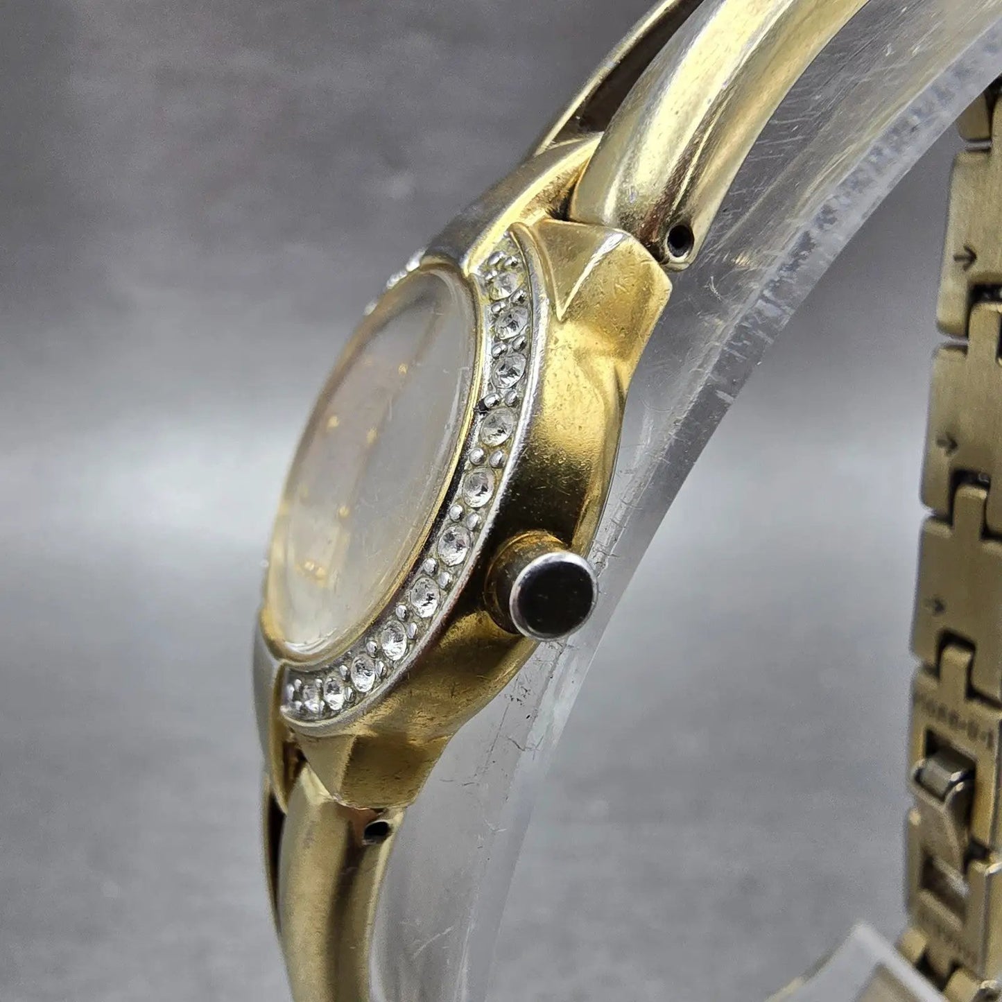 Seiko Solar Watch Women 22mm MOP Dial Gold Tone Round V115-0AW0 Runs Crystals JH3