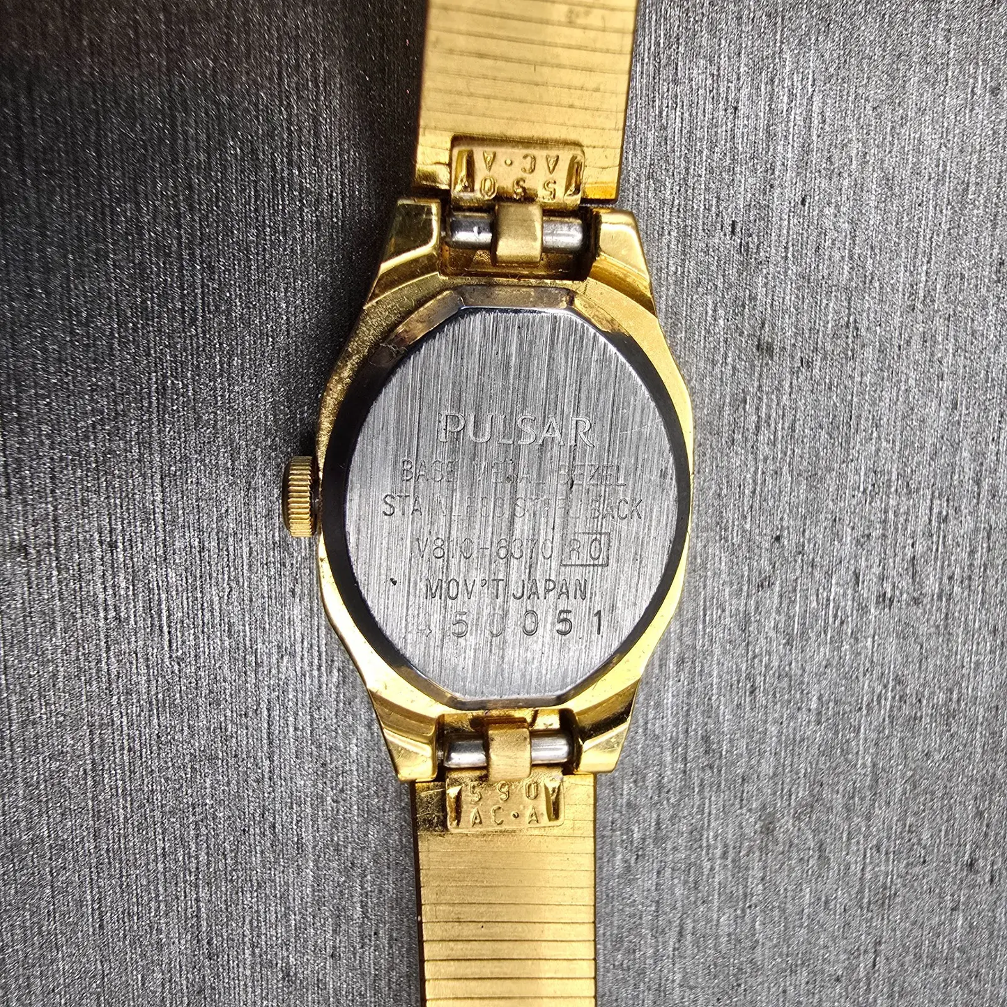 Seiko Pulsar Watch Women 16mm White Dial Gold Tone Oval V810-6370 New Battery10
