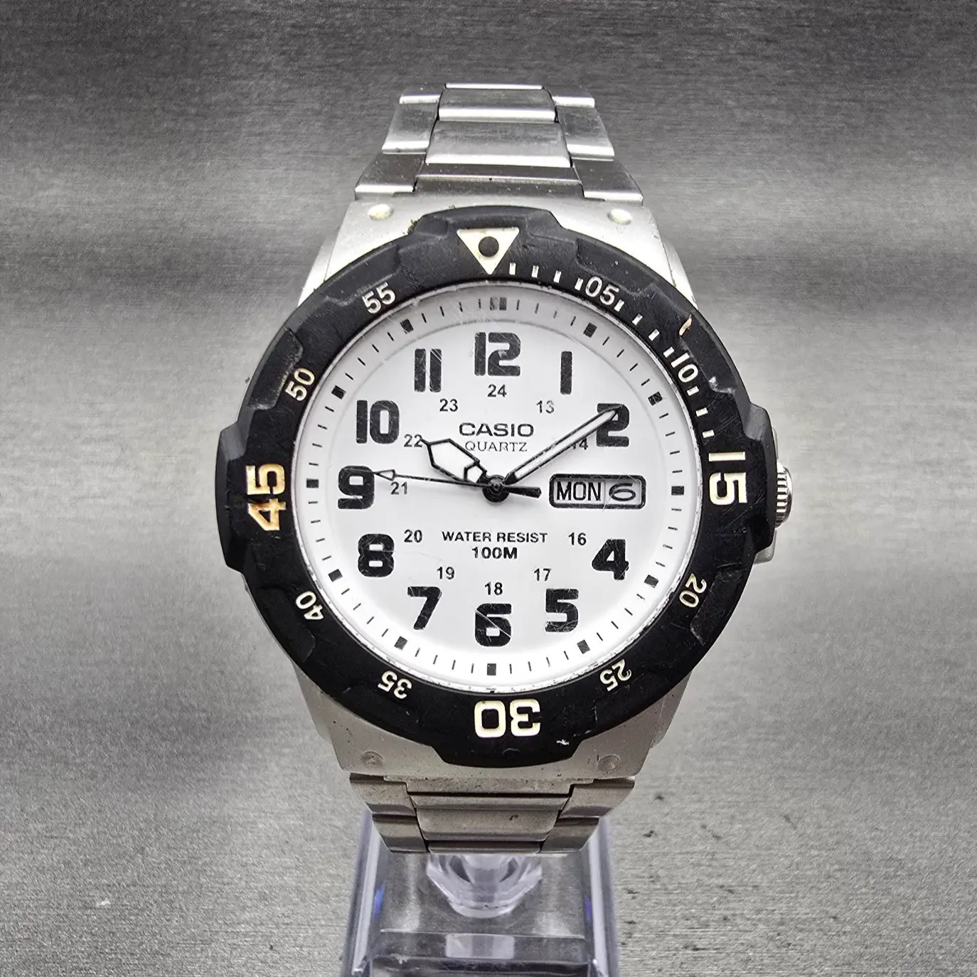 Casio Dive Watch Men 43mm White Dial Two Tone Daydate Round MRW-200H New Battery0