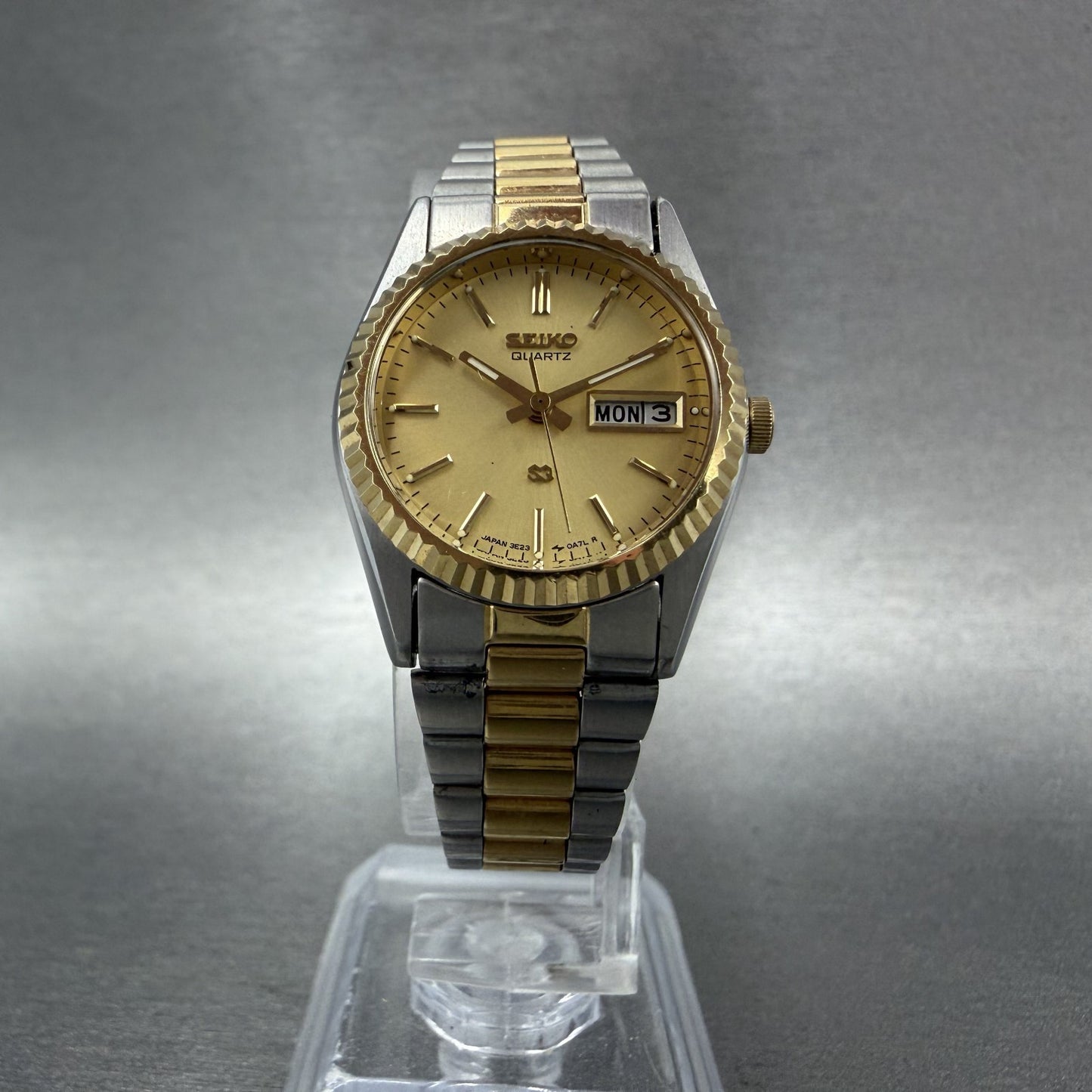 Seiko SQ Watch Women 24mm Gold Dial Two Tone Daydate Round 3E23-0A60 New Batt ST5