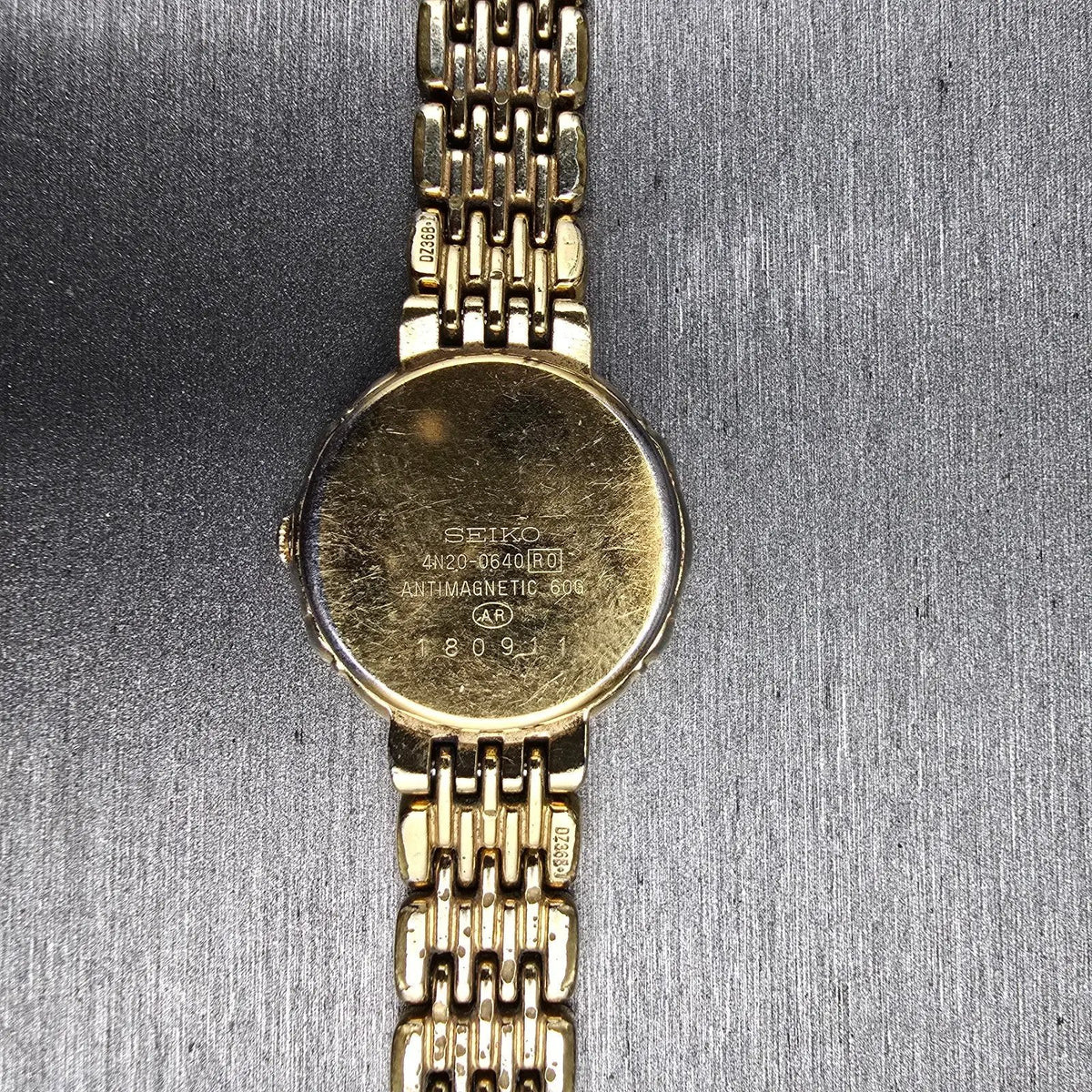 Seiko Exceline Watch Women 21mm White Dial Gold Tone Gemmed 4N20-0640 New Batt10