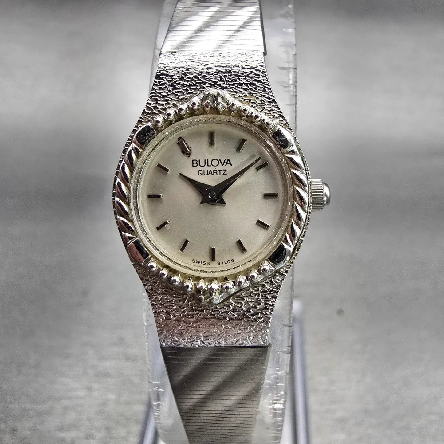 Bulova Watch Women 17mm Silver Dial Silver Tone Gemmed Round 91L09 New Battery0