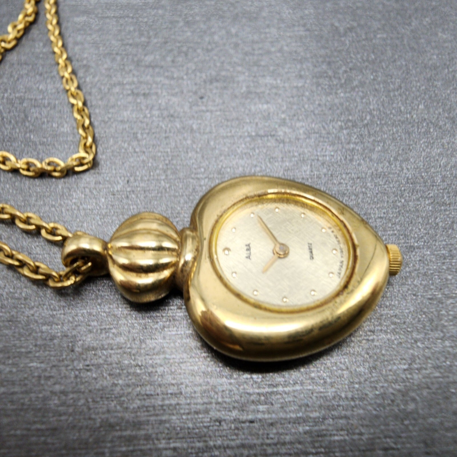 Alba Heart Necklace Watch Women 20mm Champagne Dial Gold Tone Y1500B20 New Batt5