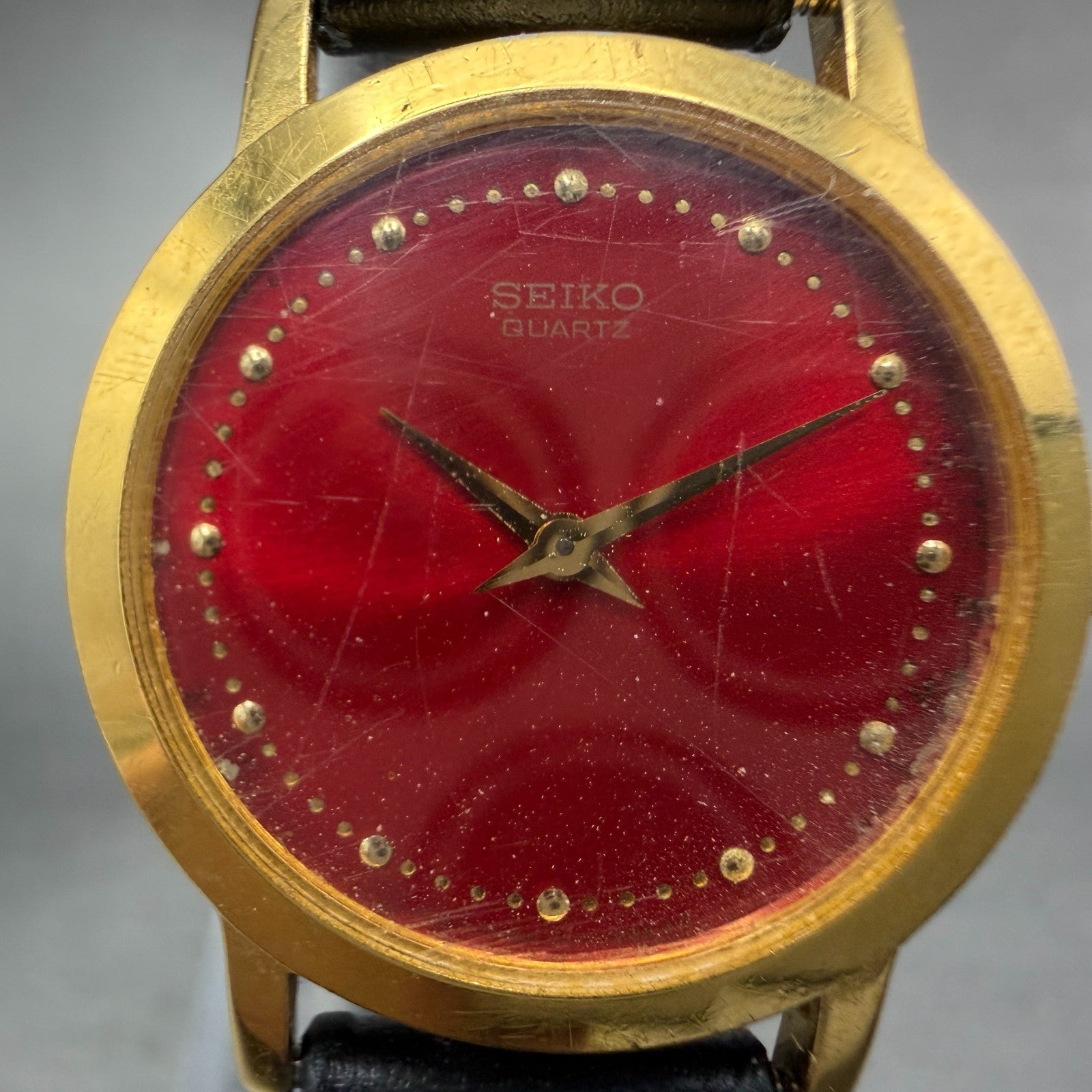Seiko Watch Women 26mm Red Dial Gold Tone Round 1N00-0A29 New Battery Leather 561