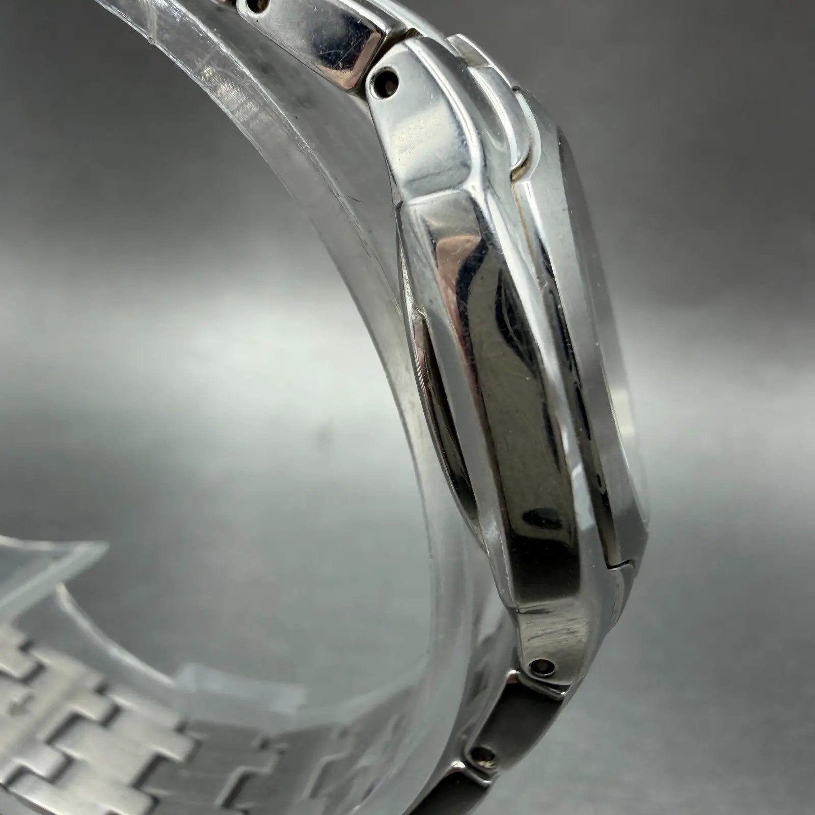 Citizen Eco-Drive Watch Women 25mm Gray Dial Silver Tone Date E011-S049601 Runs3