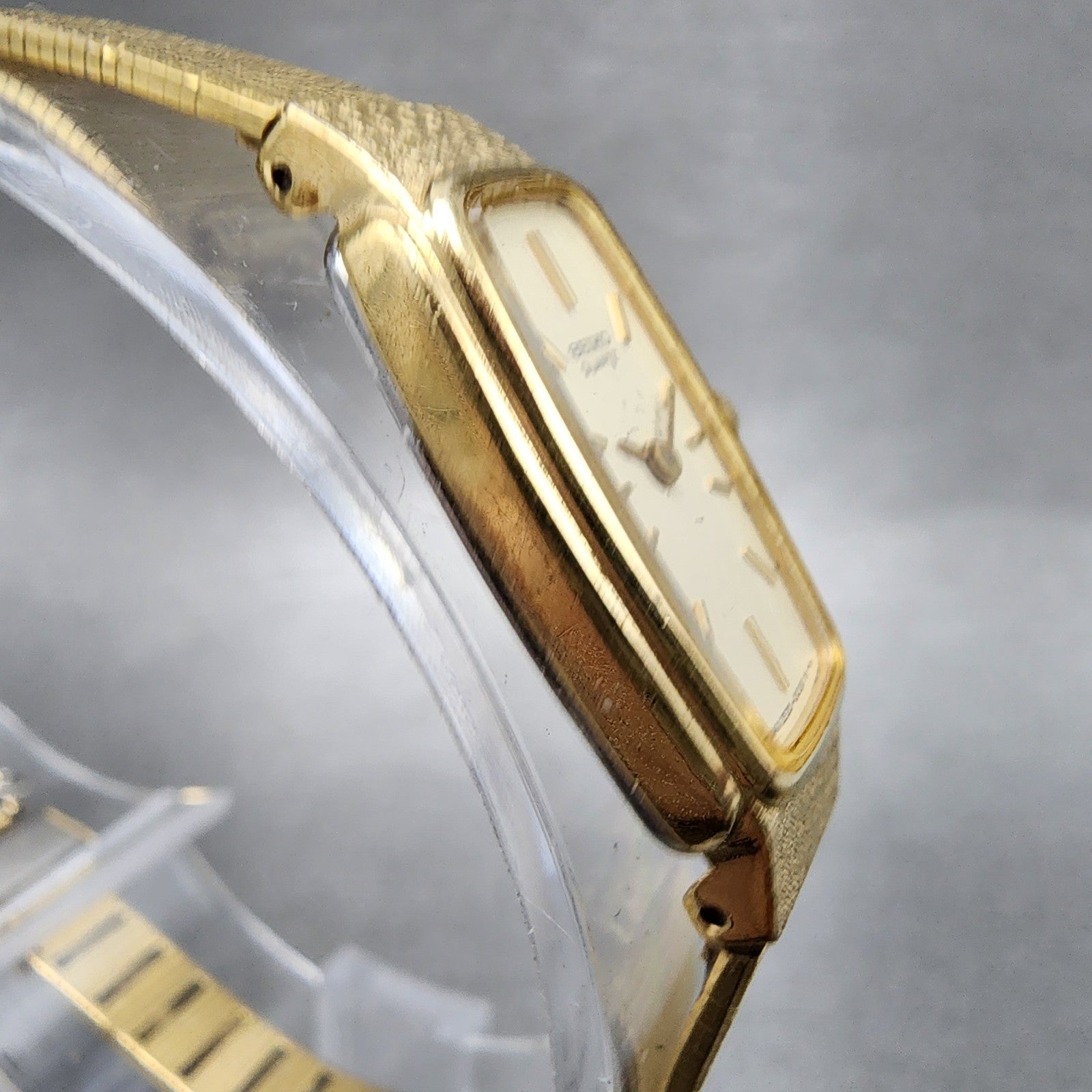 Seiko Tank Watch Women 13mm White Dial Gold Tone Rectangle 2e205010 New Battery3