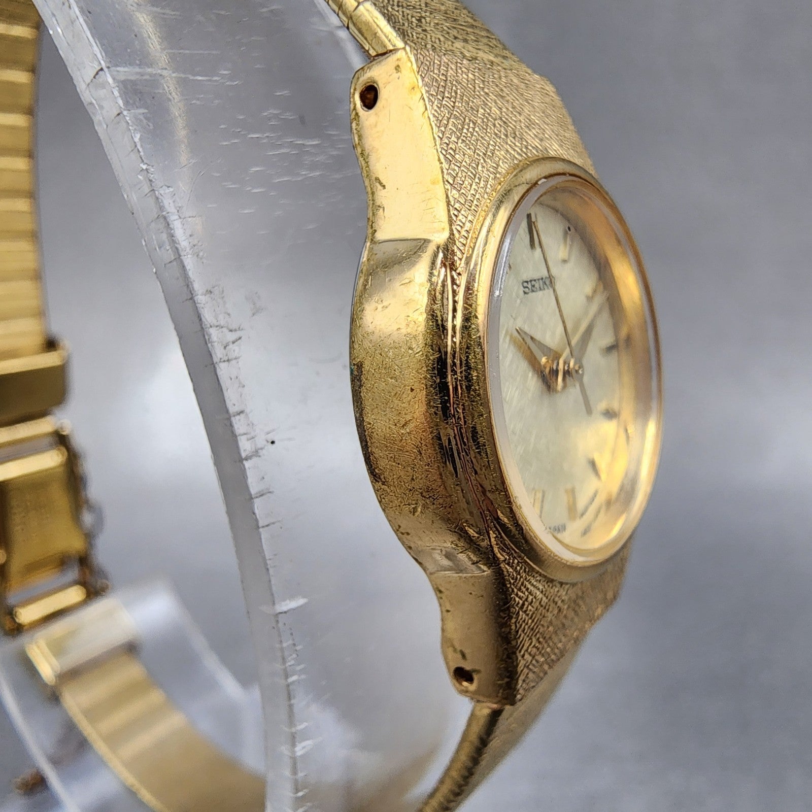 Seiko watch Women 19mm Champagne Dial Gold Tone Round V4011819 New Battery3