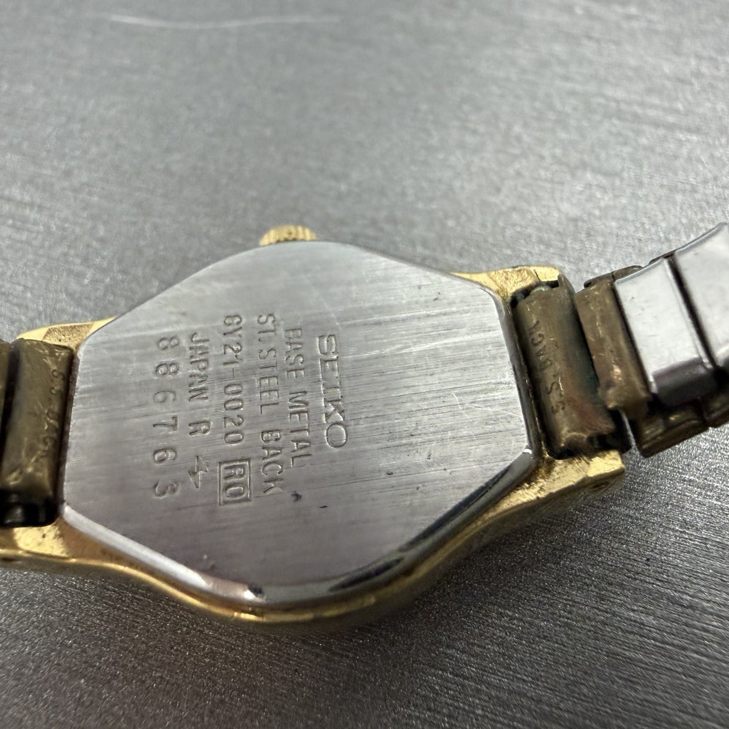 Seiko Watch Women 20mm Black Dial Gold Tone Round Vintage 8Y21-0020 New Battery9