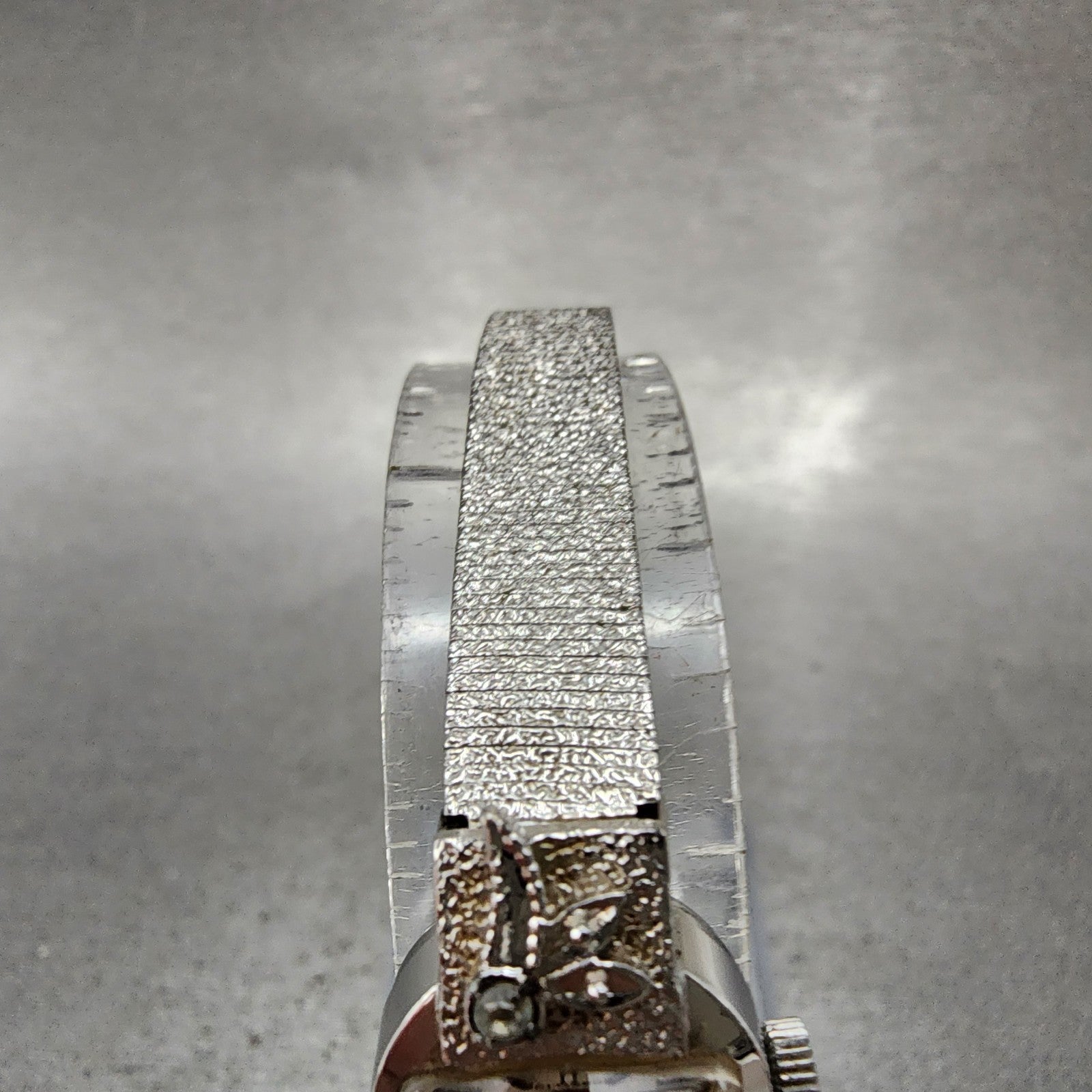 Citizen Watch Women 15mm White Dial White Gold Plated Manual Wind Runs VTG4