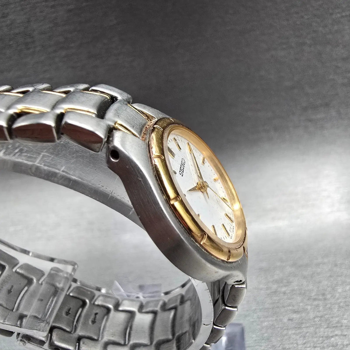 Seiko Watch Women 25mm White Dial Two Tone Round 1N01-0J60 New Battery VTG JP23