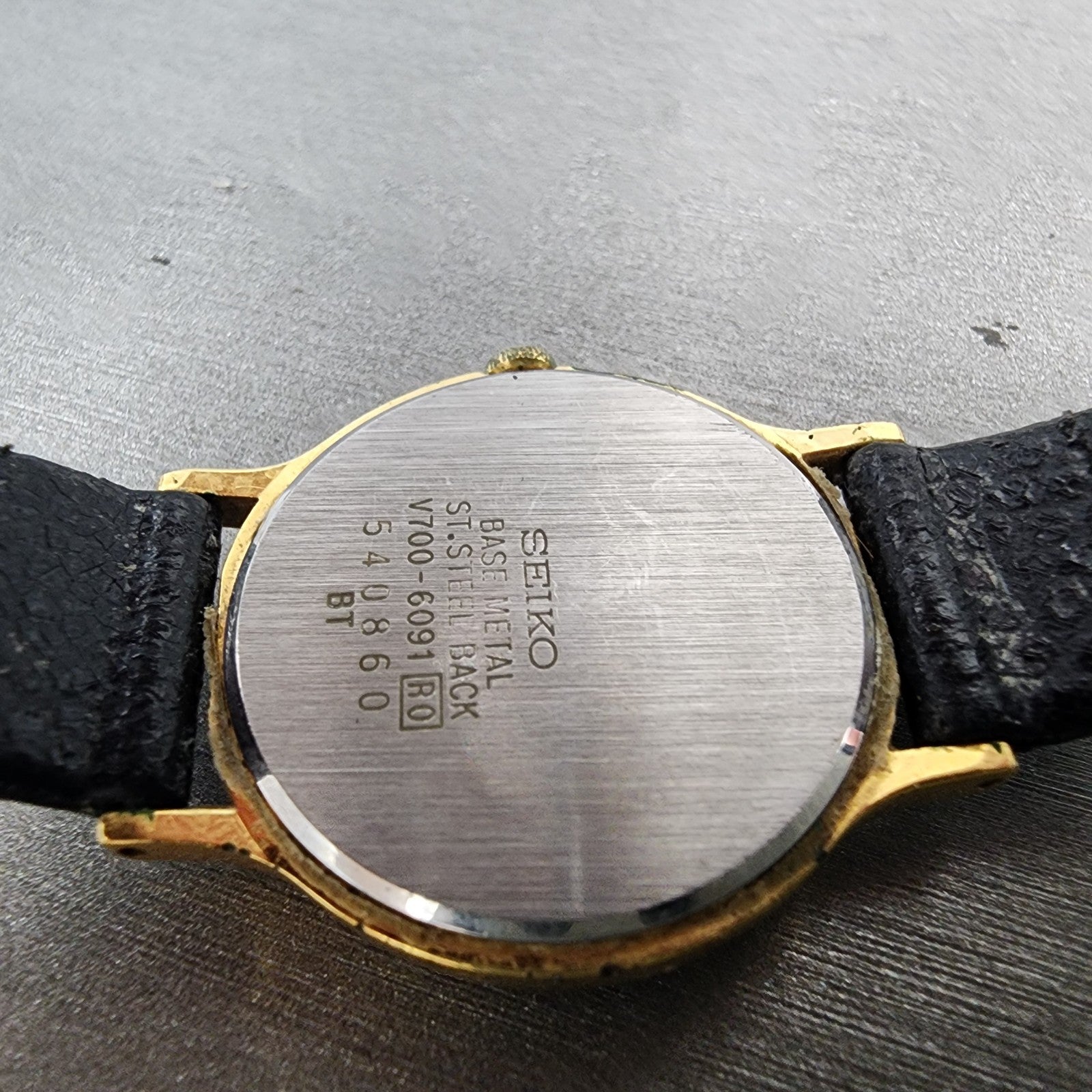 Seiko Watch Women 26mm Black Dial Gold Tone Round V7006091 New Battery B12349