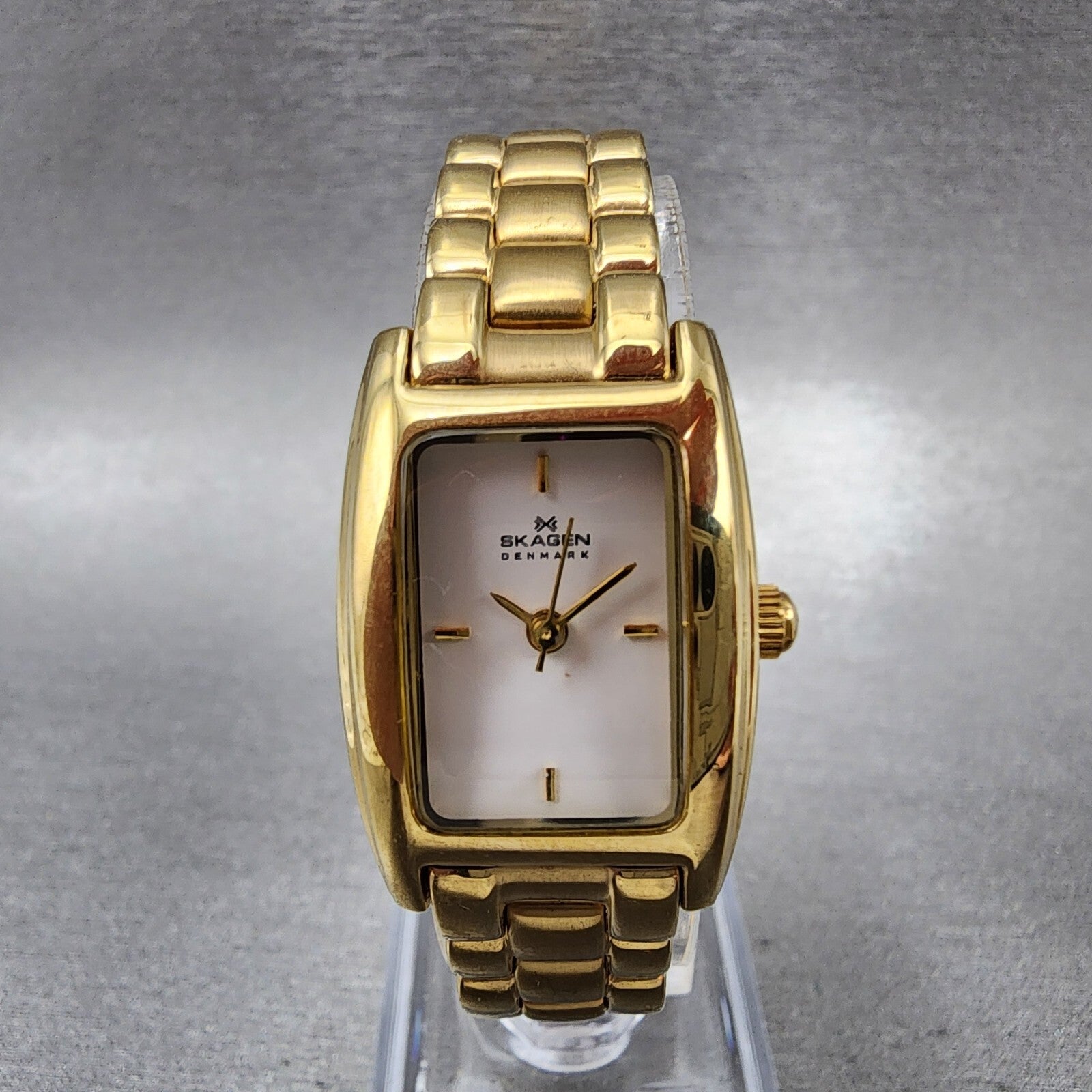 Skagen Tank Watch Women 19mm White Dial Gold Tone Rectangle 93SGXW New Battery0
