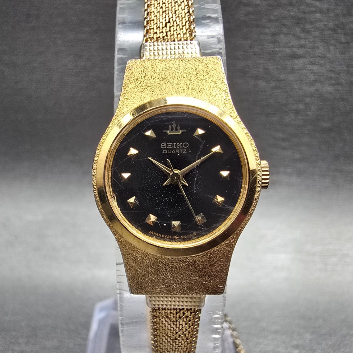 Seiko Watch Women 20mm Black Dial Gold Tone Round 8Y21-0020 New Battery Vintage0