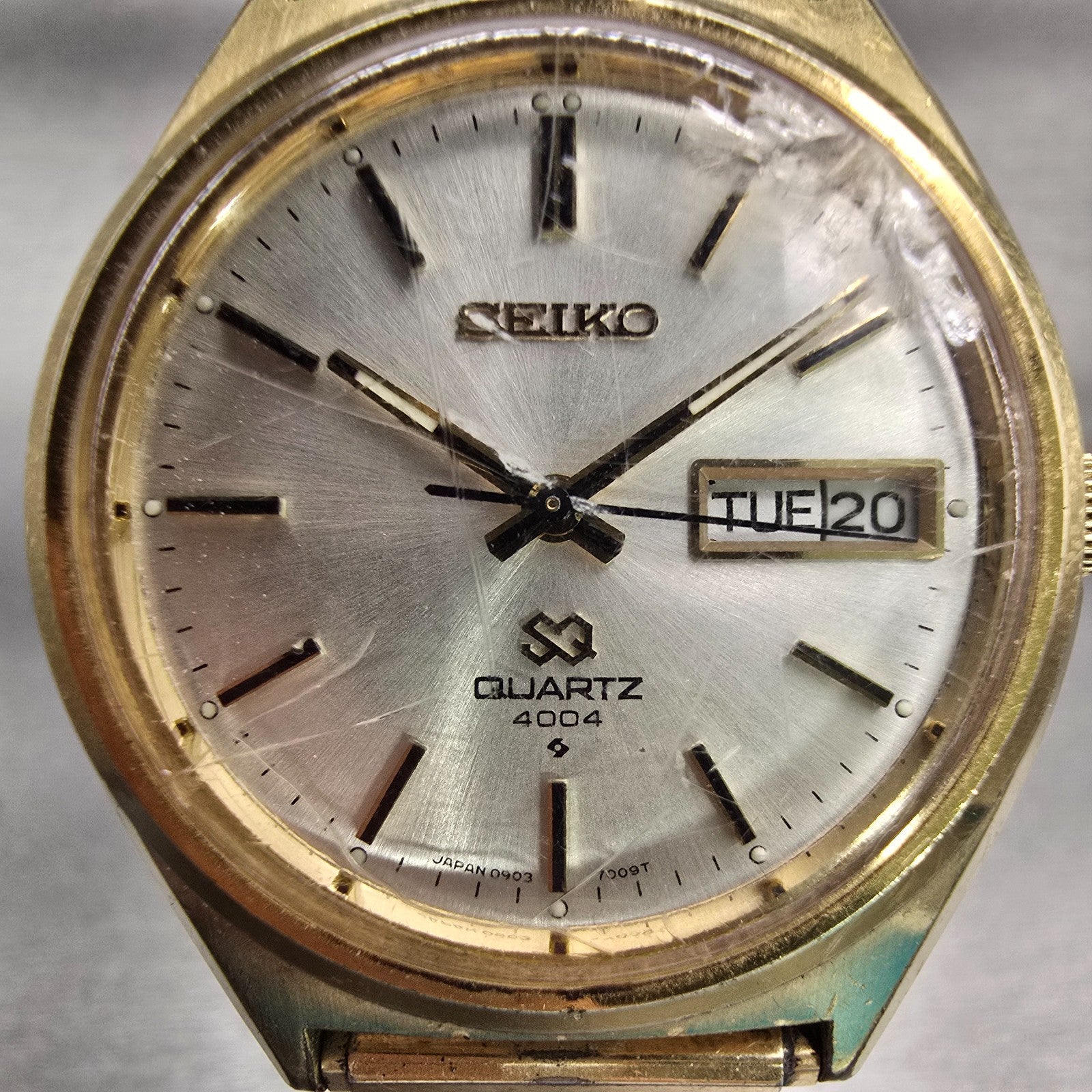 Seiko SQ Watch Men 37mm Silver Dial Gold Tone Daydate Round 0903-7009 New Batt1