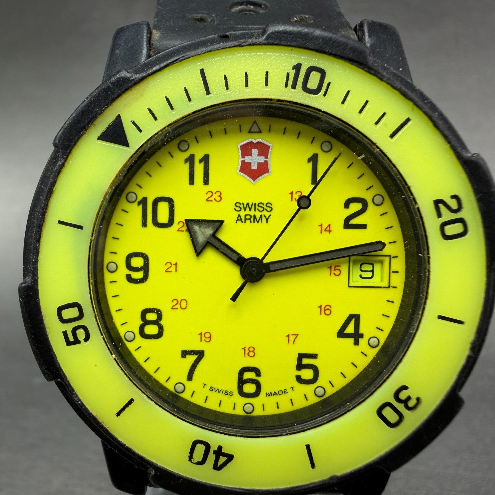 Victorinox Swiss Army Andre Aggassi Watch men 40mm Yellow Dial Black New Bat Box2